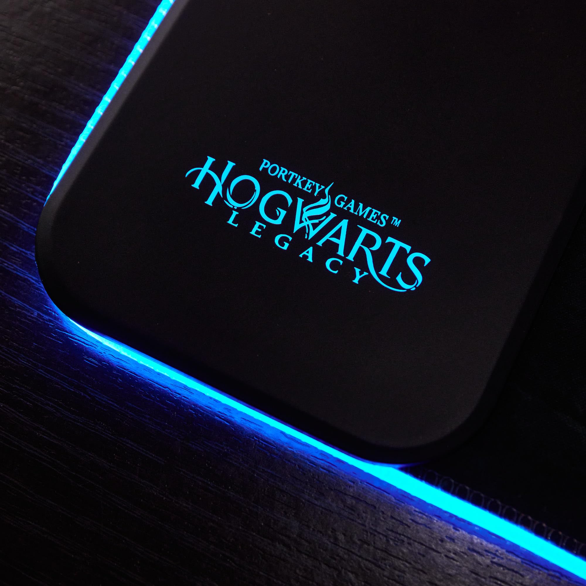 Hogwarts Legacy XL RGB Gaming-Matte mit 15W kabellosem Ladegerät | Anpassbare LED, rutschfest, spritzwassergeschützt