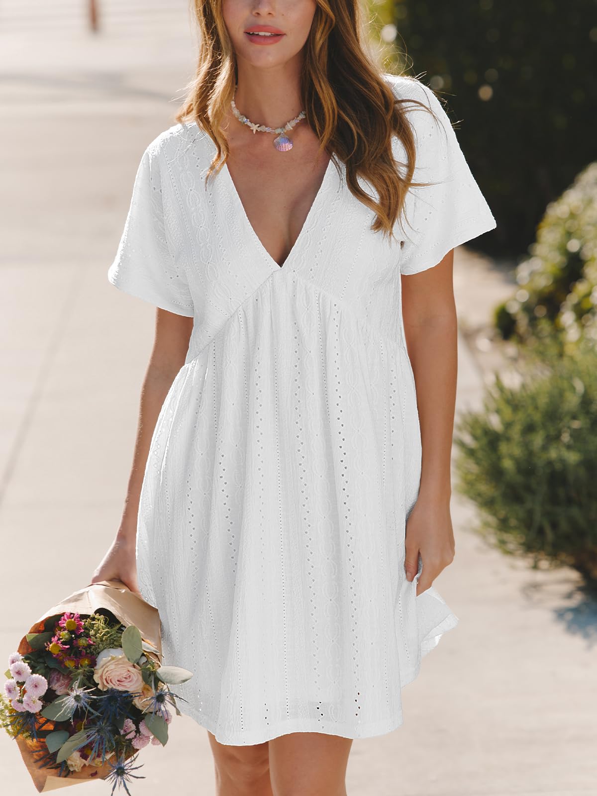 CUPSHE Babydoll-Sommerkleid Damen Mini mit V-Ausschnitt und Kurzarm | Der lockere Babydoll-Schnitt fällt ab der hohen Taille in einen ausgestellten Minirock; ein Unterrock sorgt für Bedeckung.