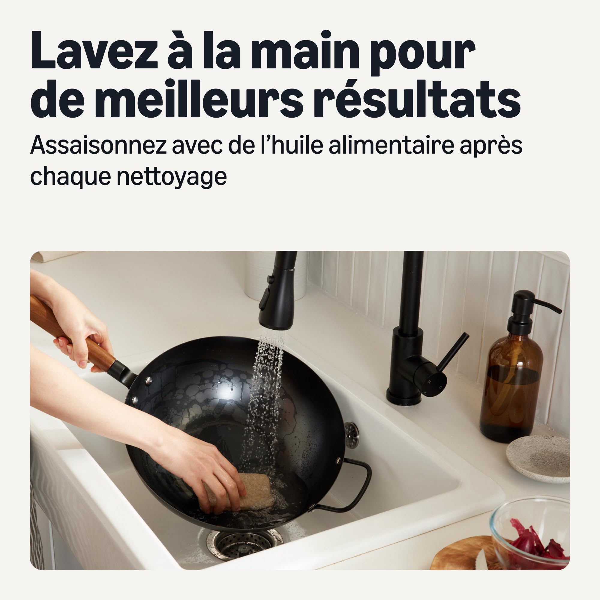 Amazon Basics Wok Pré-Assaisonné en Acier au Carbone avec Manche en Bois d’Acacia, Compatible Tous Feux, 32cm