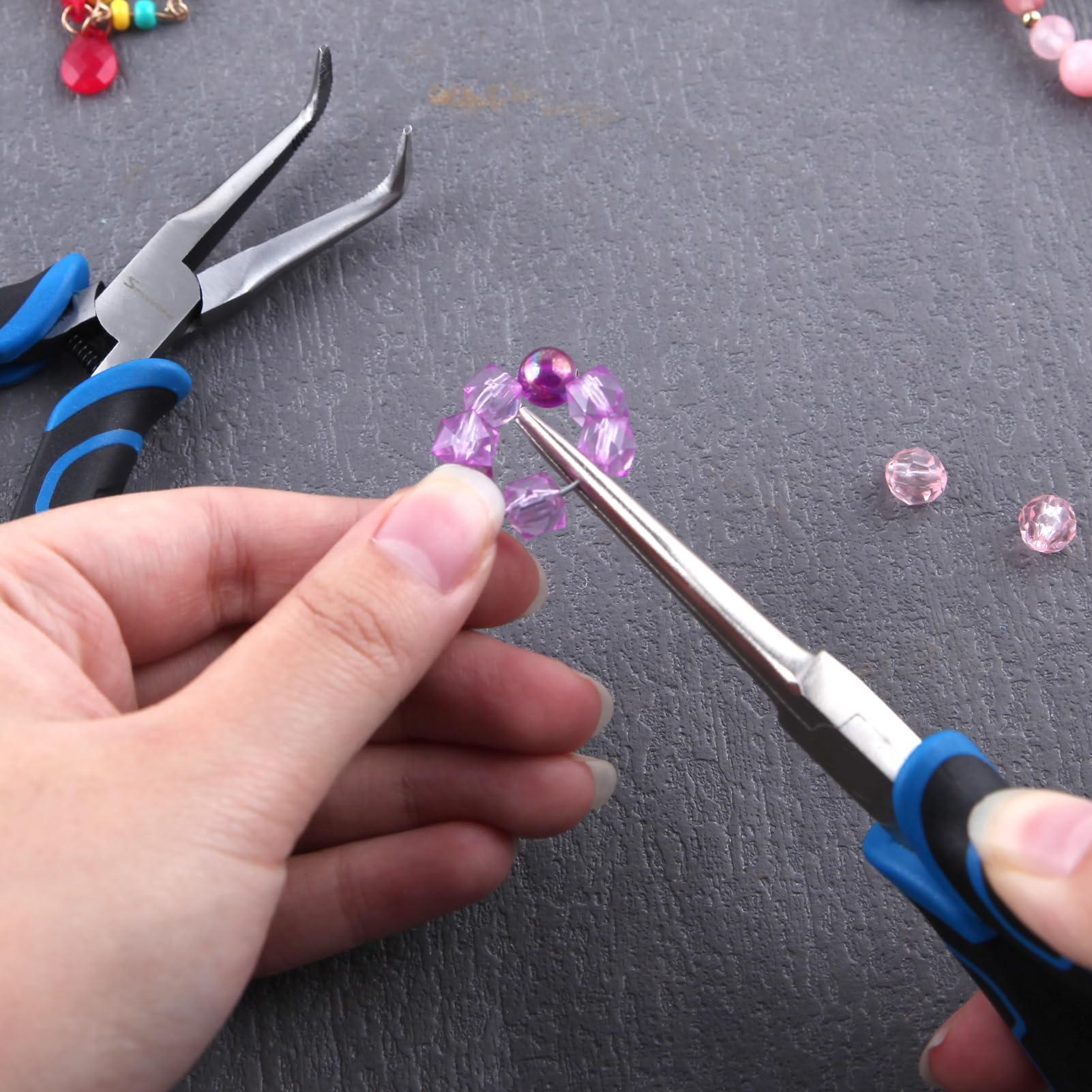 SPEEDWOX Juego de 2 mini alicates de punta de aguja con mandíbula suave y alicates de punta de aguja doblada con mandíbula dentada, alicates de punta de aguja en ángulo para hacer joyas, alicates