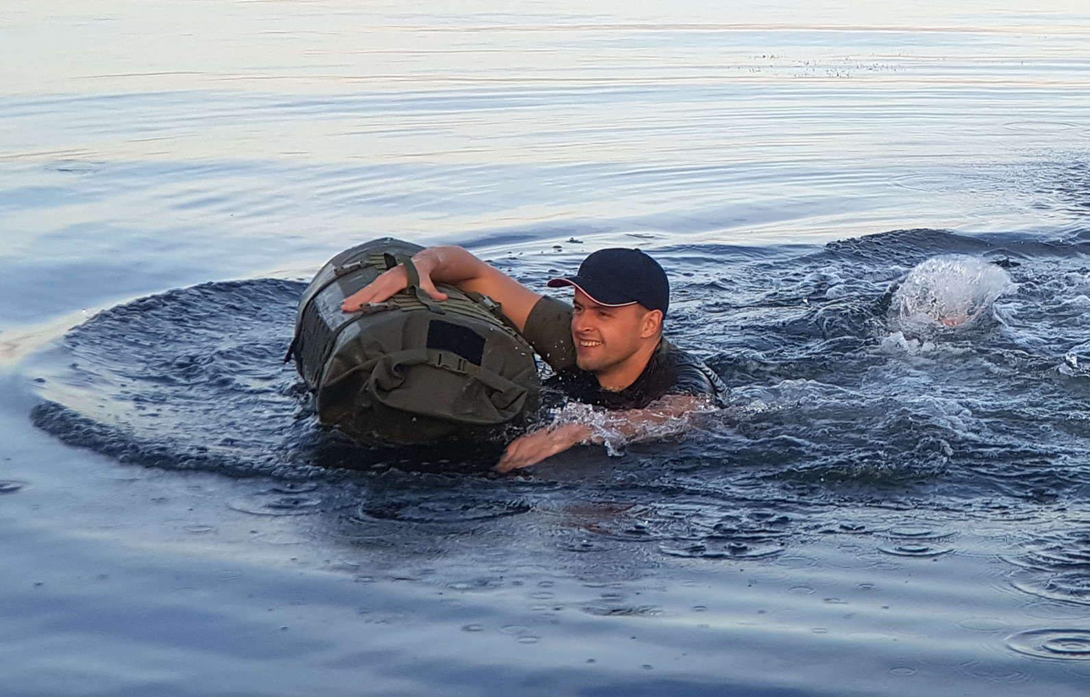 Schwimmfähiger Rucksack 100 Liter Olivgrün inkklusive 3 Organisationsbeuteln