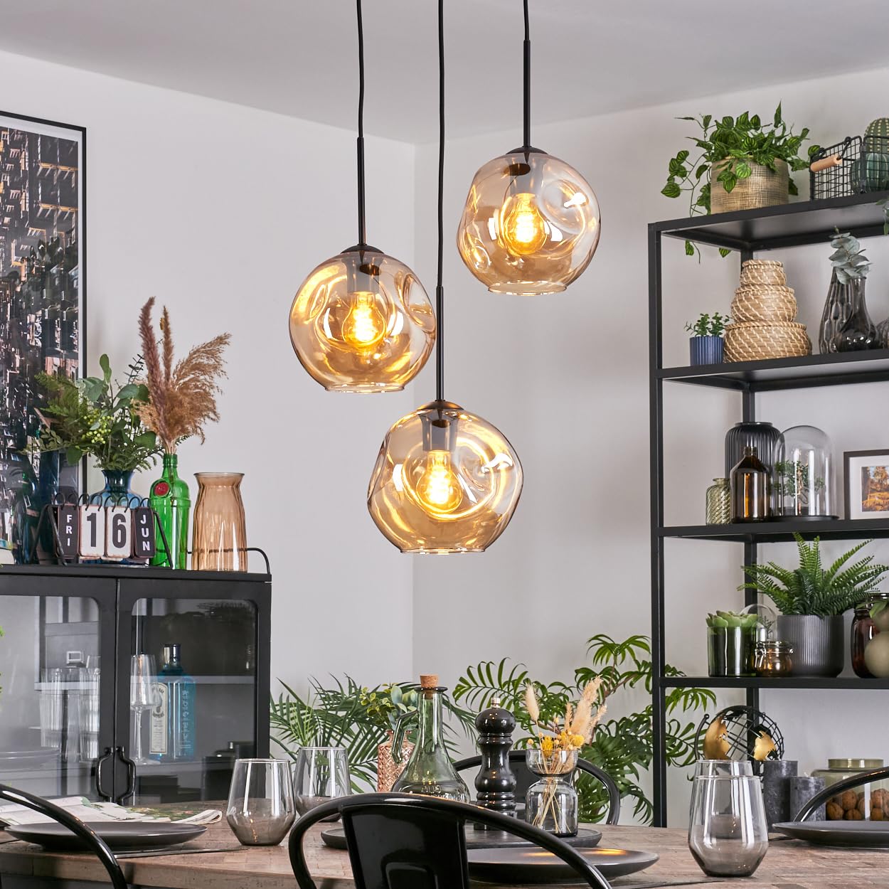 HOFSTEIN Hängeleuchte Ripoll, 3-flammige Hängelampe aus Metall/Glas in Schwarz/Bernsteinfarben, moderne Pendelleuchte im Retro/Vintage-Design, Schirme Ø 20 cm, E27, Esszimmer, Küche, Wohnzimmer