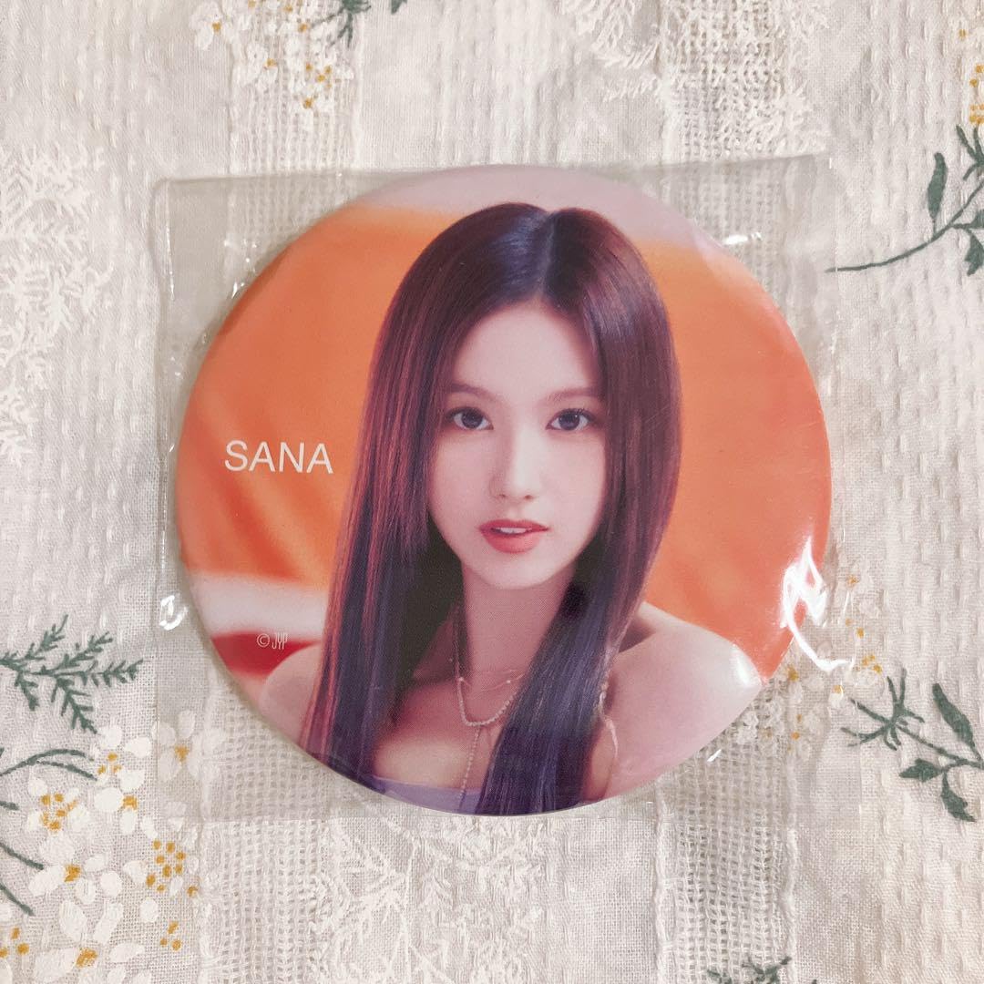 Amazon.co.jp: TWICE サナ 缶バッジ celebrate : おもちゃ