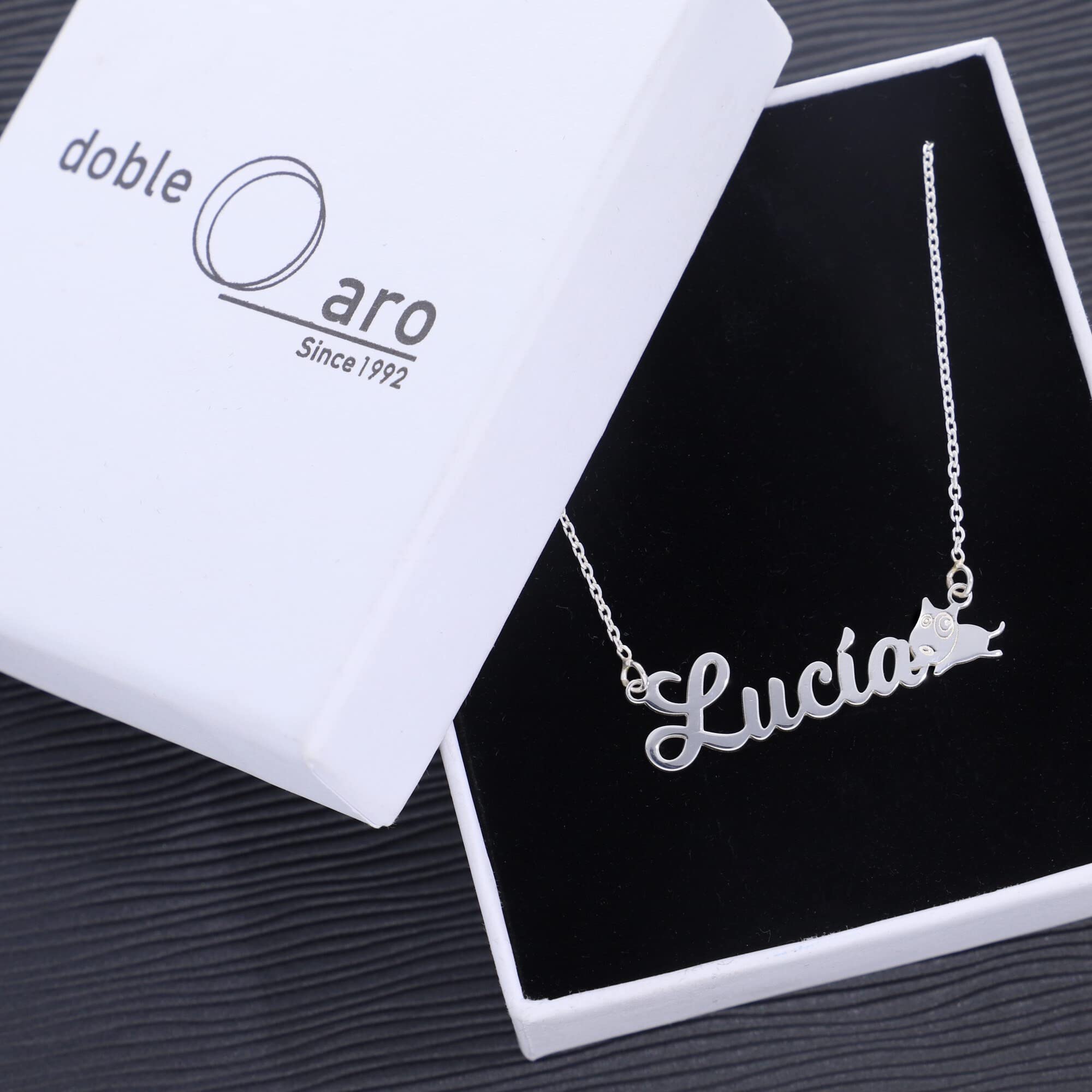 Colgante Personalizado con Nombre - Plata de Ley 925/1000 para Mujer – Collar Artesanal con Cadena Ajustable - Hecho en España (Modelo Dog, Plata de Ley)