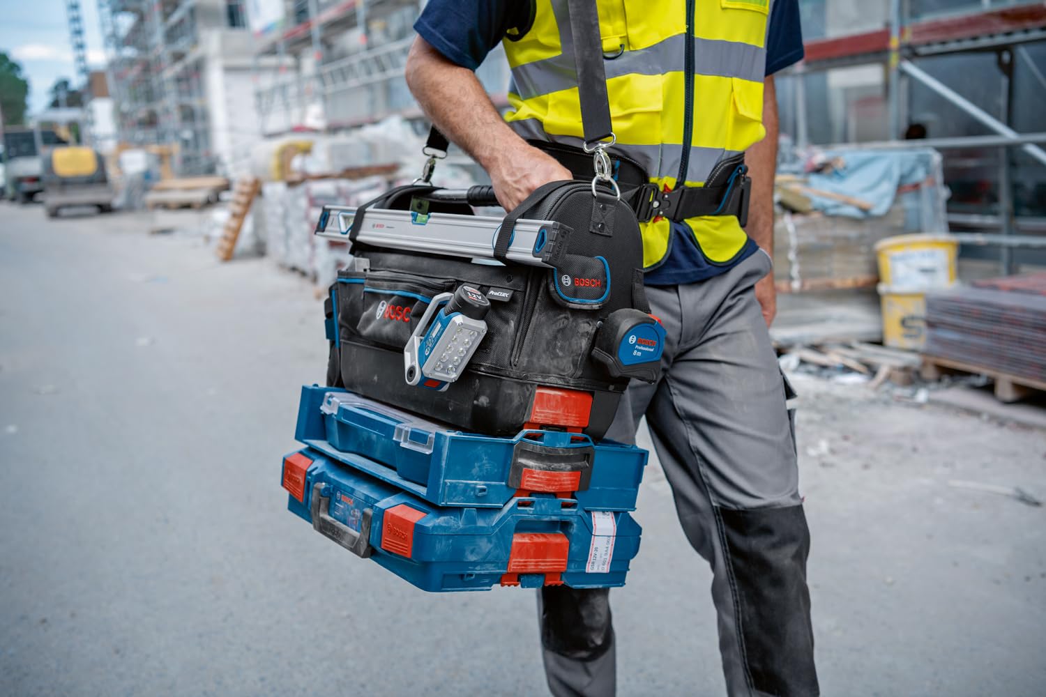 Bosch Professional kit combinado GWT 20 + set de herramientas de mano (incl. 3 destornilladores, 1 juego de llaves hex. de 9 piezas, 1 alicate corte diagonal, 1 martillo, 1 nivel de 25 cm, 1 navaja)