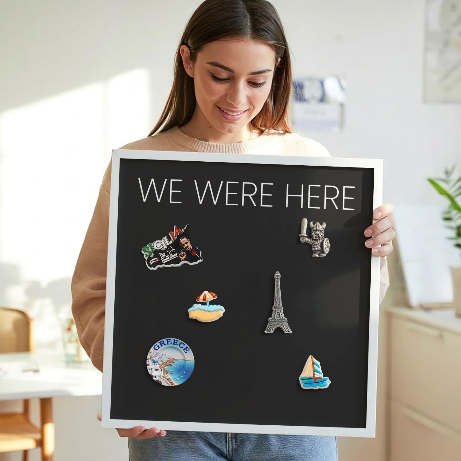 Tablero Imantado 80x60 cm | con Marco Blanco | We Were Here | Montaje Fácil | Pizarra Magnética | Para Souvenirs de Viaje | Para Imanes Turísticos, Fotos Polaroid y Postales | Para Cocina