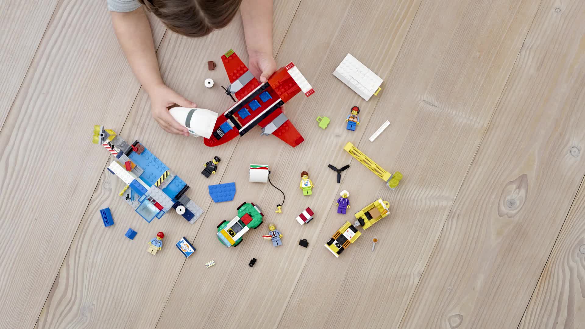 LEGO-City-Airport-Aeroporto-Centrale-con-Aereo-Giocattolo-Camion-del-Carburante-e-Minifigura-del-Pilota-60261