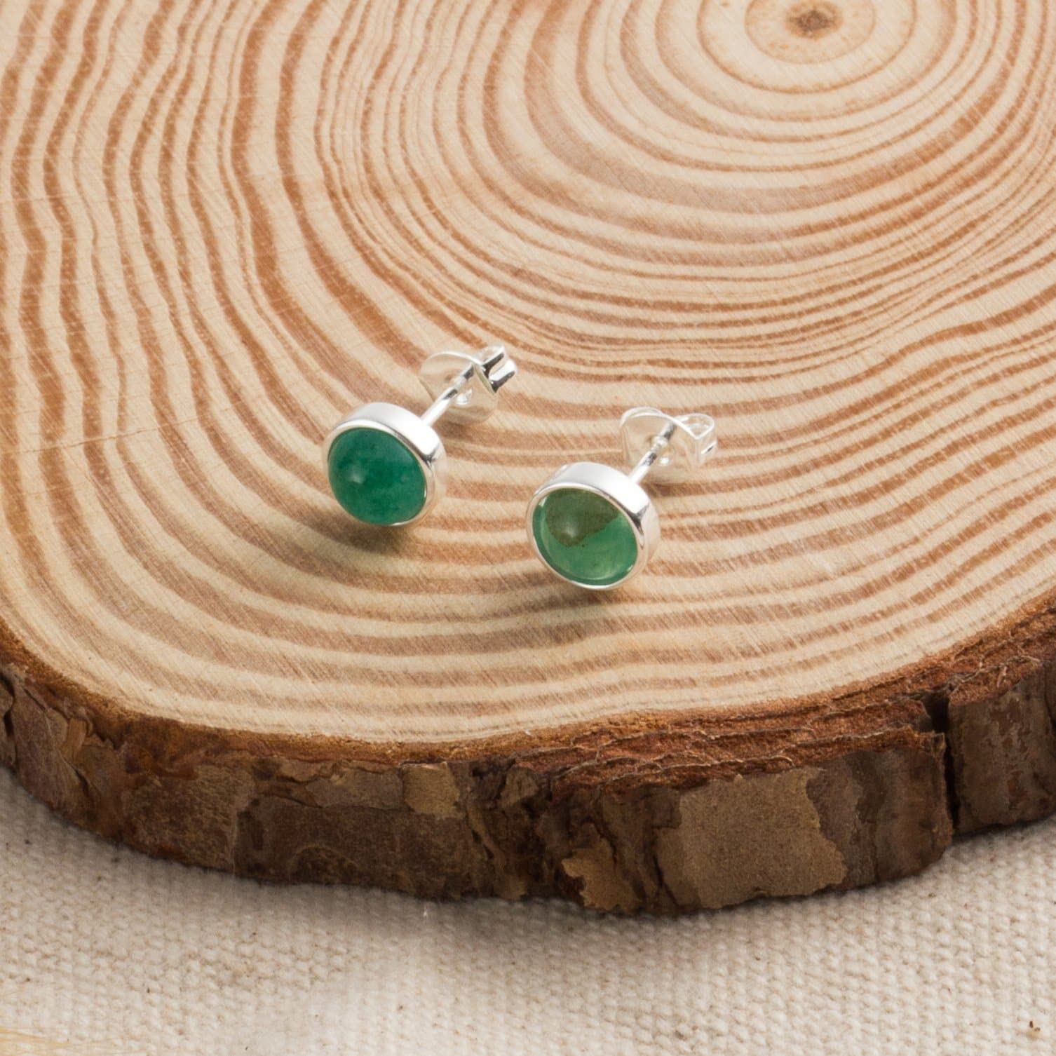 Boucles d'oreilles clous en aventurine verte avec carte de citation