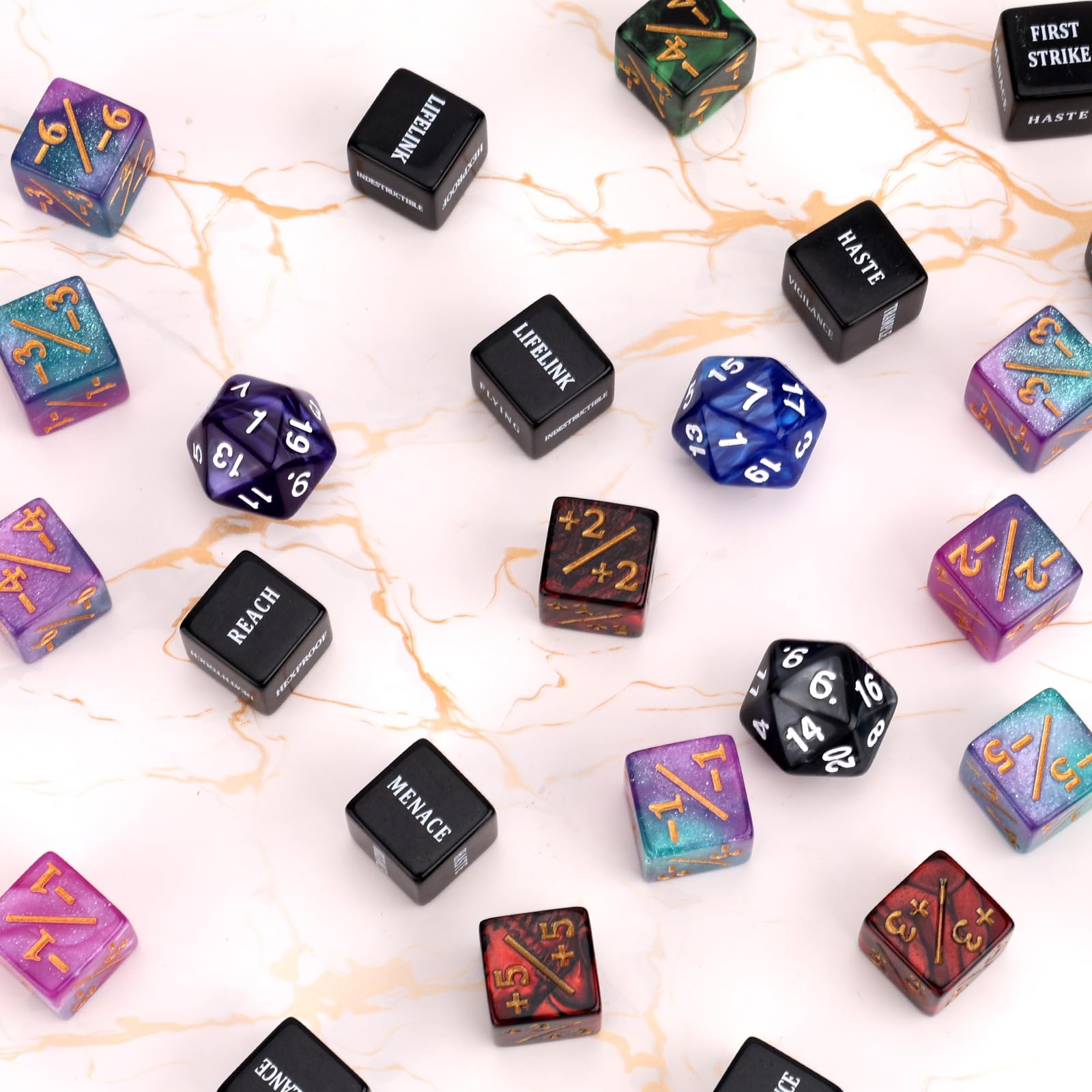 BOXOB 51szt Kostki Gry Abilities Keywords Counter, MTG Creature Stats Buff Kostki Lojalnościowe D20 Magiczne Liczniki Życia Prezenty do TCG RPG Akcesoria Gier Karcianych z Aksamitną Torbą (4 Kolory)