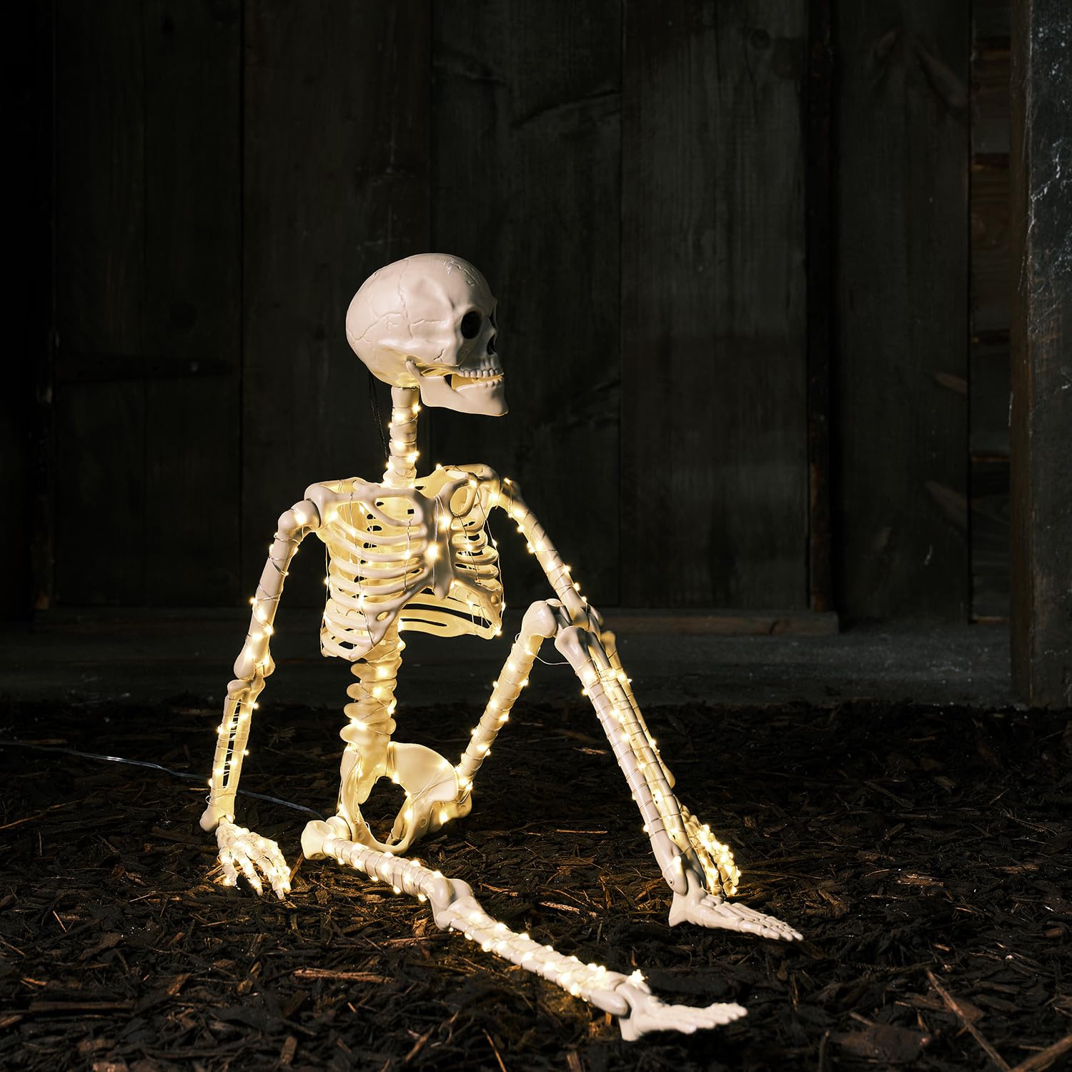Lights4fun LED Skelett “Damien” – Batteriebetriebene Halloween Garten- & Außendeko mit 300 warmweißen LEDs – für Innen & geschützte Außenbereiche – 90 cm