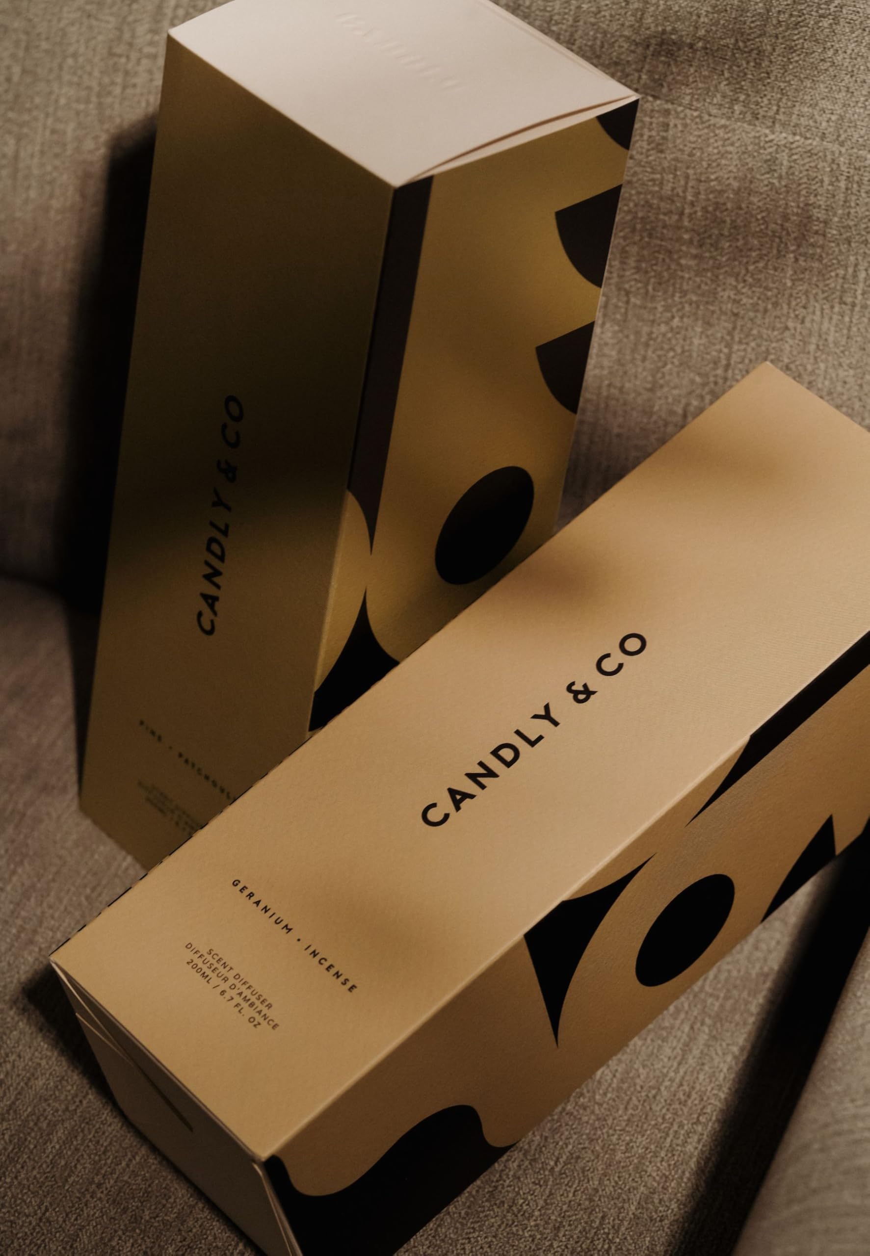 Candly&Co No. 1 Geranio – Bastoncini di incenso/Bastoncini profumati di lusso/Bottiglia in vetro fumé/8 bastoncini/200 ml/Geranio, incenso, rosa, legno orientale, ambra, muschio bianco