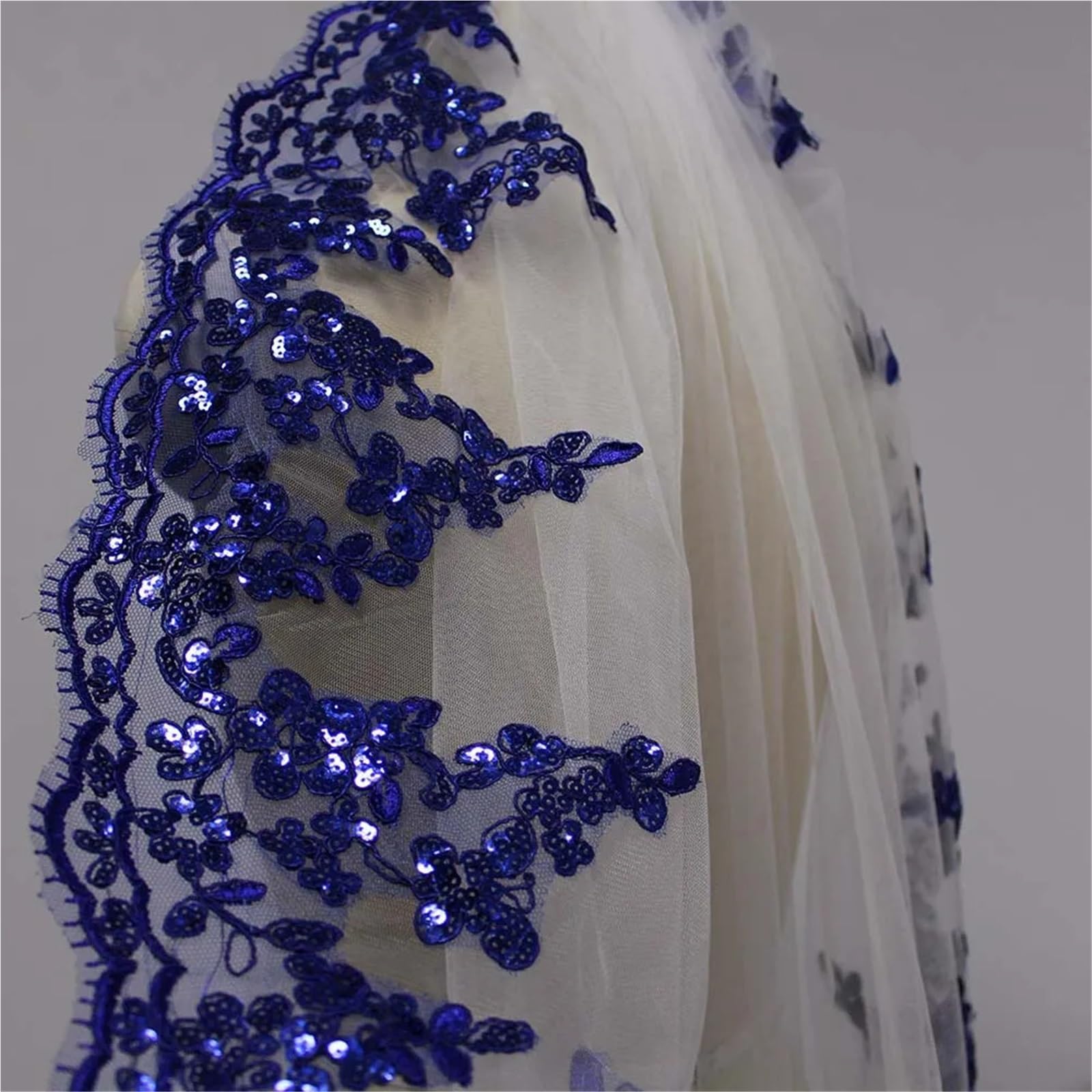 Brautschleier Eine Schicht Bling Pailletten Blauer Spitzenrand Weißer Tüll Kurzer Hochzeitsschleier Mit Kamm Brautschleier