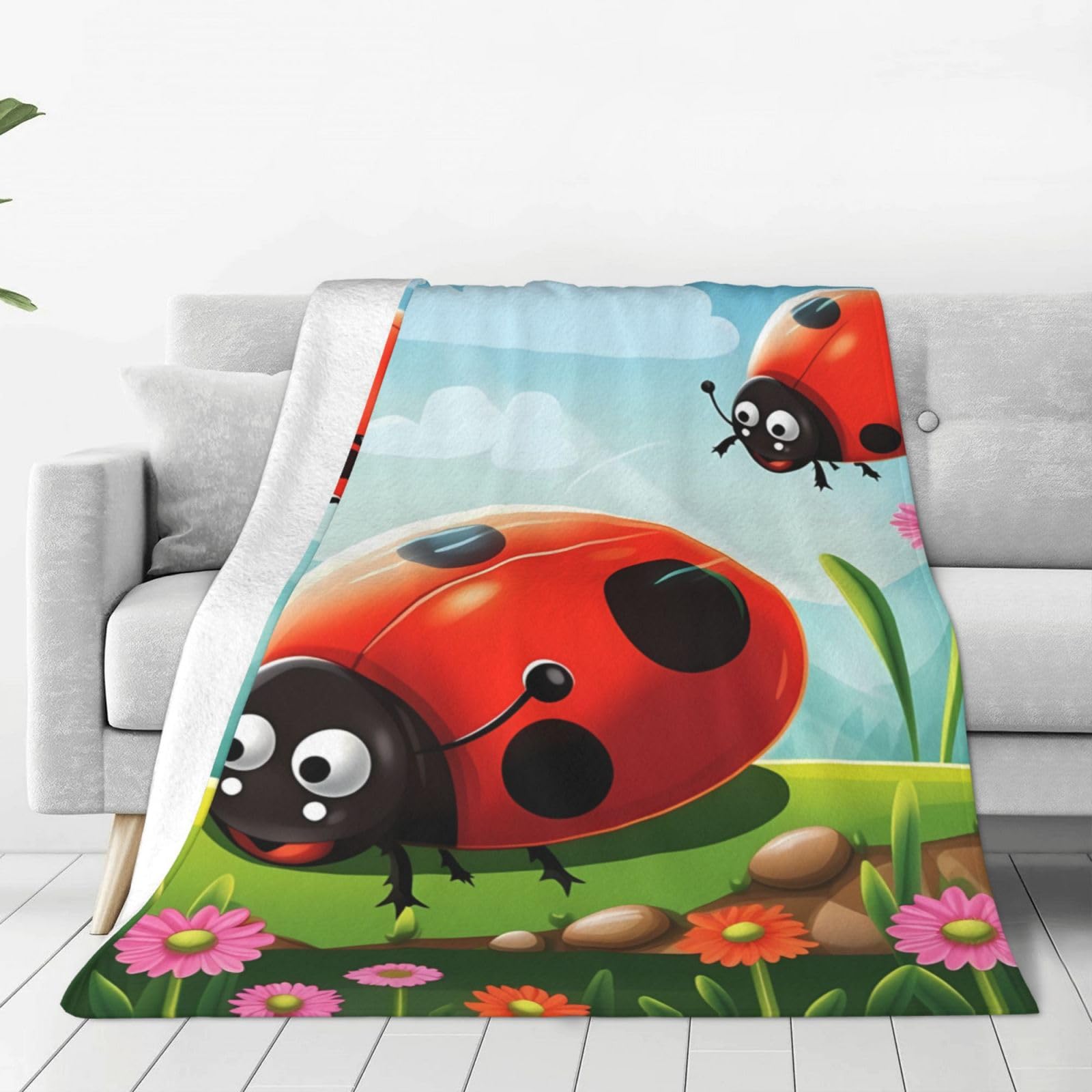 Couverture chaude coccinelle contre le froid sur le canapé
