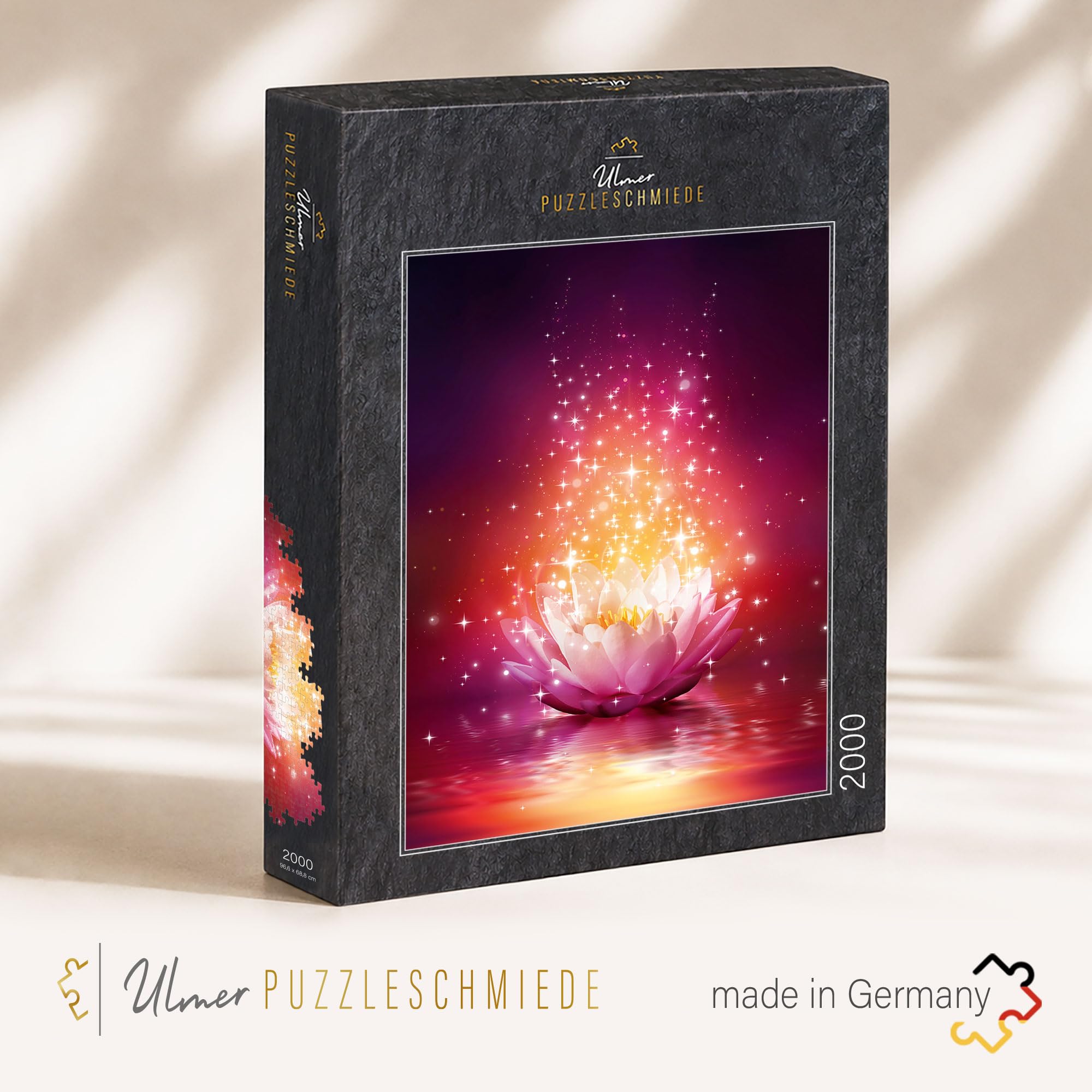Ulmer Puzzleschmiede - Puzzle "Lotus-Magia" - Puzzle artístico y moderno de 2000 piezas - Fantástica flor de loto como flor mágica brillante en el agua - Puzle de calidad fabricado en Alemania