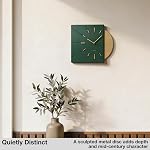 DRIINI Clocks Horloge murale moderne du Mid Century - Horloge carrée verte avec Accent or décoratif- Unique et cool horloge, batterie exploitée - MCM Décor & Horloge murale décorative pour le décor moderne du Mid Century.
