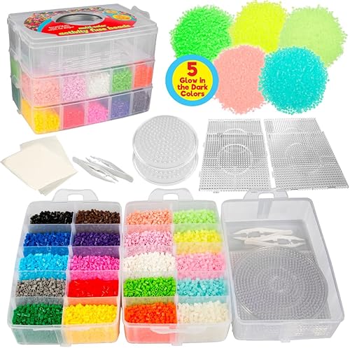 20 000 cuentas para mezclar - 20 colores (5 brillan en la oscuridad), pinzas, paneles perforados, papel para planchar, caja - trabajos con cuentas