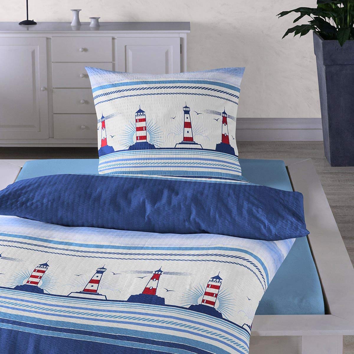 Traumschlaf Seersucker Bettwäsche • Sommer Bettwäsche Set aus 100 % Baumwolle • Maritimes Leuchtturm-Motiv • Bügelfrei & Atmungsaktiv • Mit Reißverschluss • Hautfreundlich & Pflegeleicht •