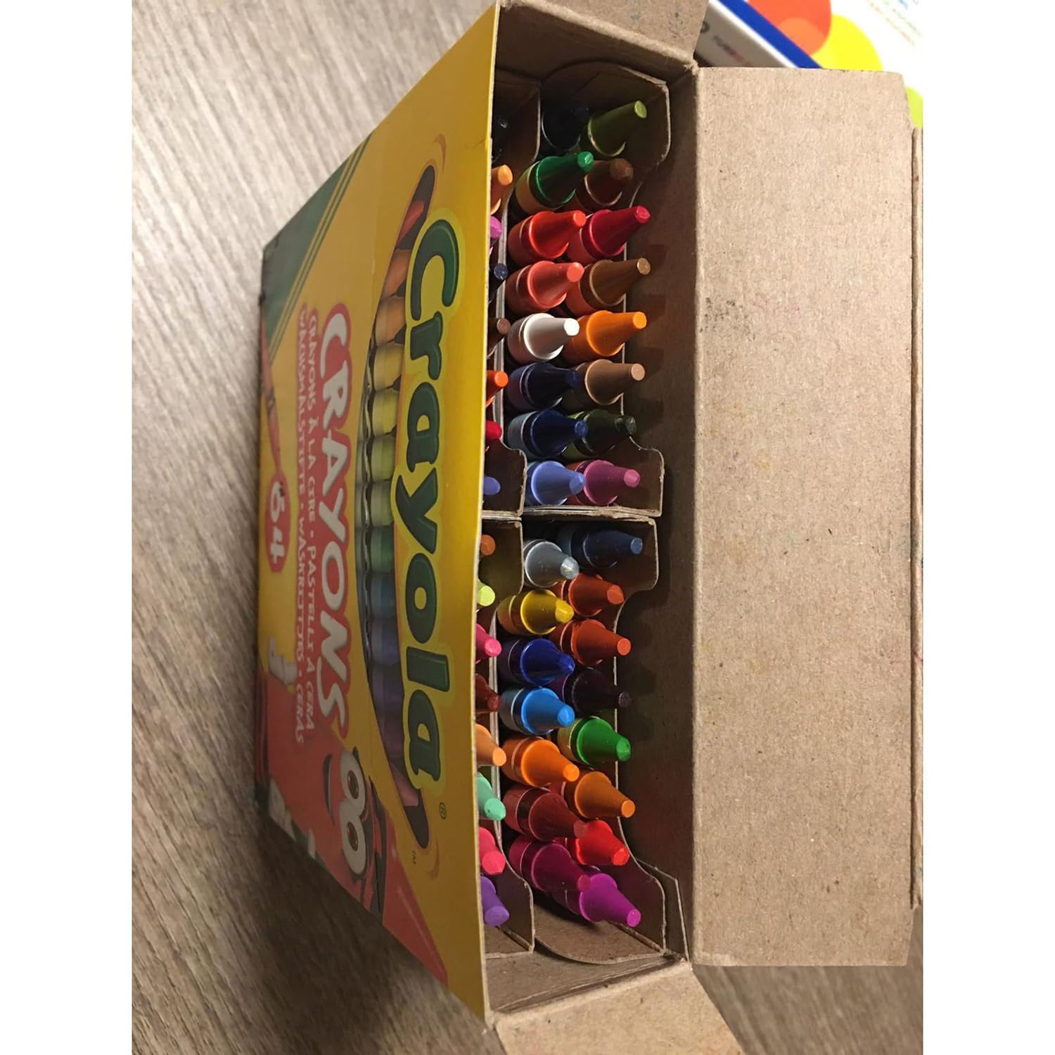 Crayola - Kredki Woskowe dla Dzieci, 64 Kolory + Temperówka, Zestaw Kreatywny do Szkoły i Zabaw, Żywe Kolory, Od 3 Lat, 52-6448