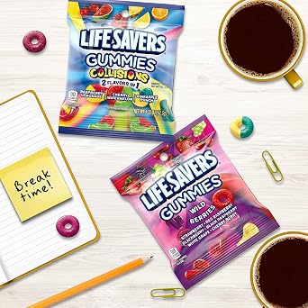 حلوى التوت البري من Life Savers، وحلوى التصادم، وحلوى بخمسة نكهات متنوعة، ومجموعة متنوعة من الحلوى الصمغية، وأكياس تحتوي على 12 قطعة