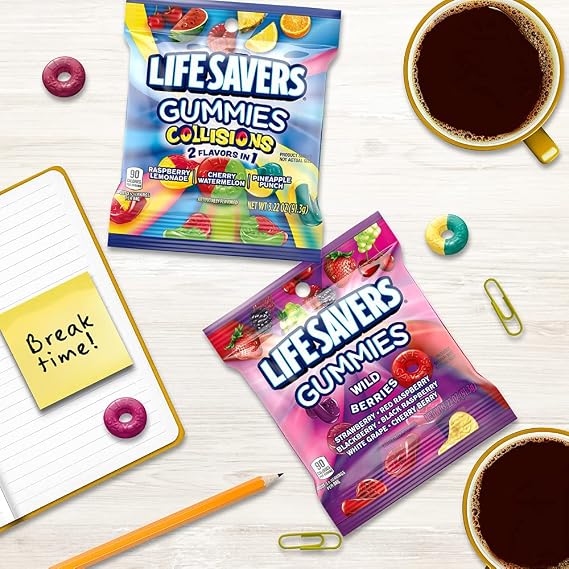 حلوى التوت البري من Life Savers، وحلوى التصادم، وحلوى بخمسة نكهات متنوعة، ومجموعة متنوعة من الحلوى الصمغية، وأكياس تحتوي على 12 قطعة