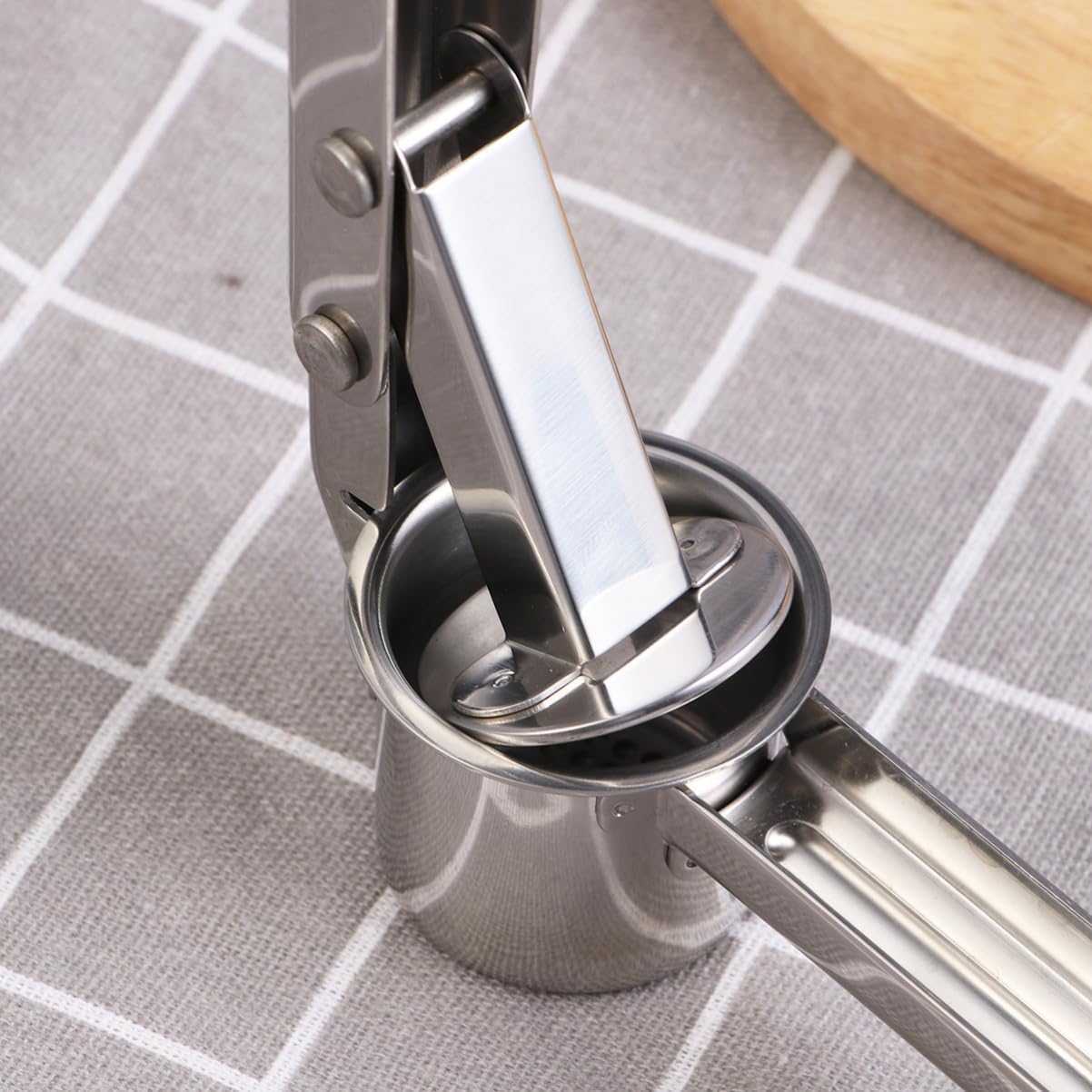 Garneck Stainless Steel Garlic Press Long Handle Easy to Use Garlic Ricer Ginger Crusher for Organic Food Preparation