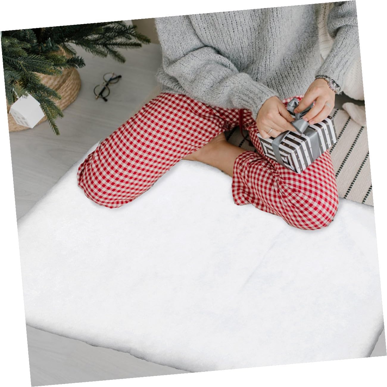 Baluue 2pcs Faux Snow Blanket for Christmas Village Scene Thick White Artificial Snow Carpet for Indoor Holiday Decoration Winter Blanket for Home and Craft Displays