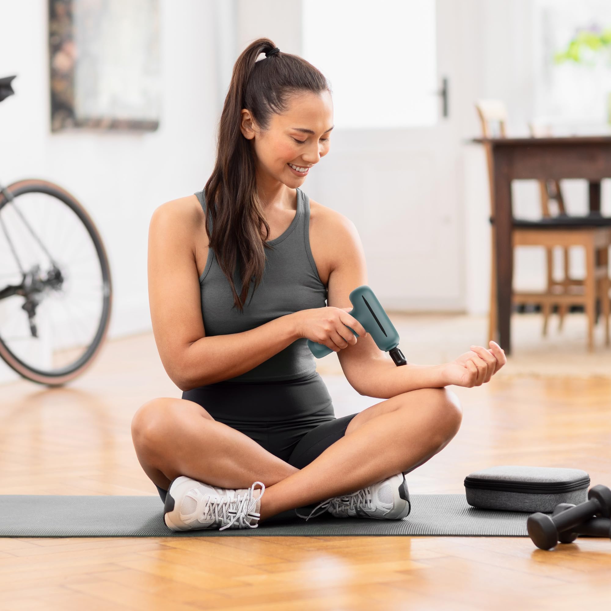medisana MG 200 mini massage gun, pistola massaggio muscolare con 4 attacchi, massaggiatore con modalità intelligente e 5 intensità per relax, lunga durata della batteria, con scatola di custodia