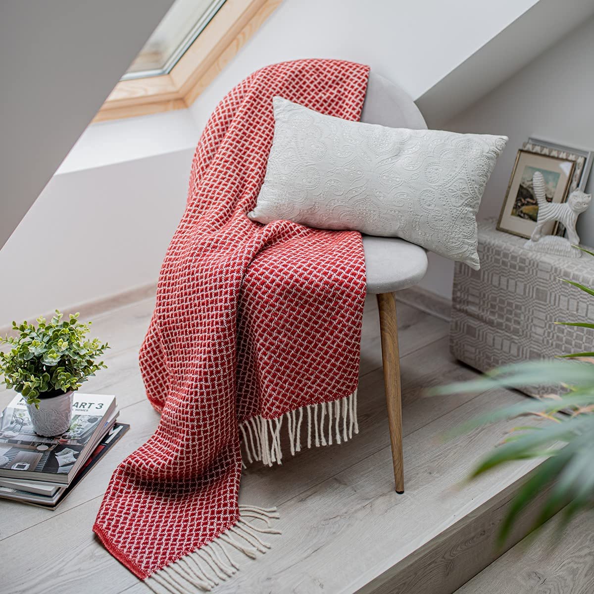 Linen & Cotton Suave y Cálida Manta de Lana Sofia con Flecos - 100% Pura Lana de Nueva Zelanda, Rojo (130 x 170 cm) Plaid Manta de Tiro para Sofa Cama Dormitorio Sala de Estar Adultos Mujeres Hombres