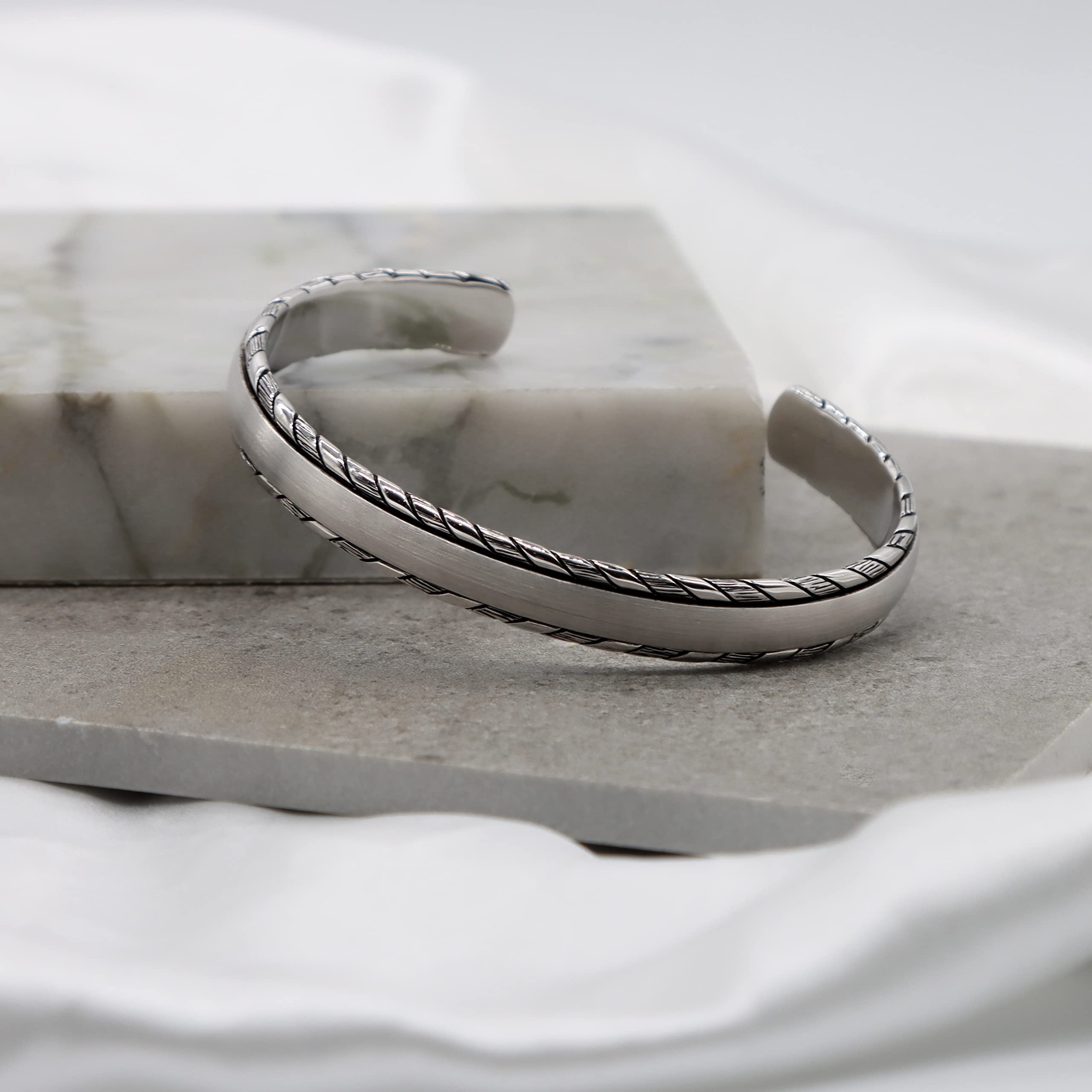 Tuscany Silver Brazalete de plata de ley chapado en rodio mate cepillado y trenzado para hombre, talla única, Plata chapada en rodio