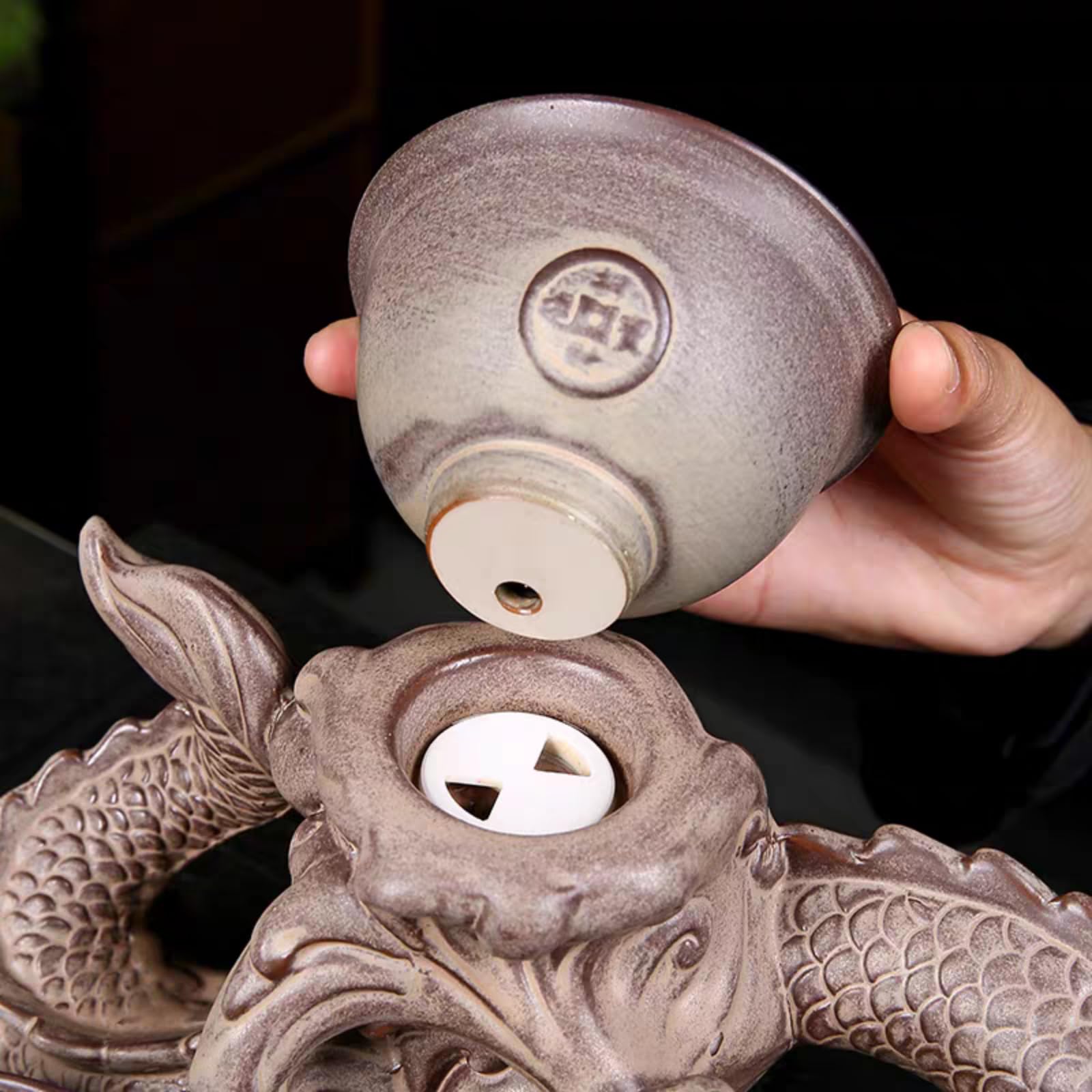 Chiński zestaw do herbaty Gongfu – ceramiczny czajniczek z zaparzaczem, 8 filiżanek, półautomatyczny, z motywem smoka do herbaty liściastej