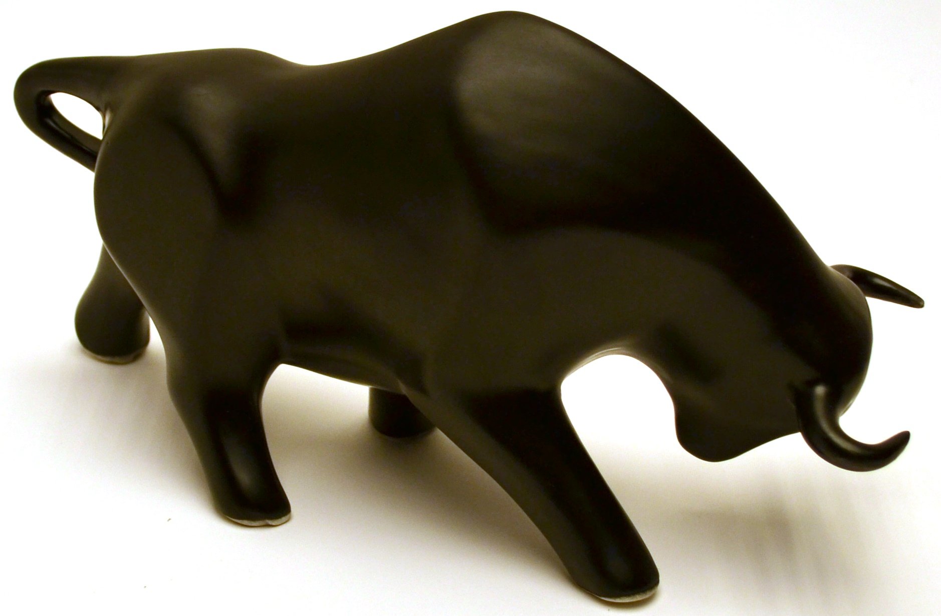 Scultura in Ceramica di Toro Fatta e Dipinta a Mano. Figura Decorativa. (Dimensione MEDIANO 27 cm x 16 cm x 12 cm) (Nero Mate)