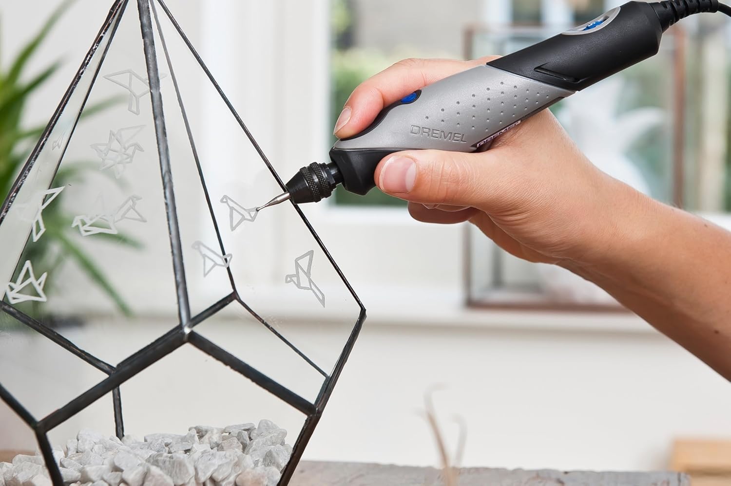 Dremel 2050 Pen + Rotary Tool Multifunction (15 acc; 5000-22000 rpm; for engraving, sculpting, sanding, drilling, cleaning, polishing, grinding; creative projects; cardboard)