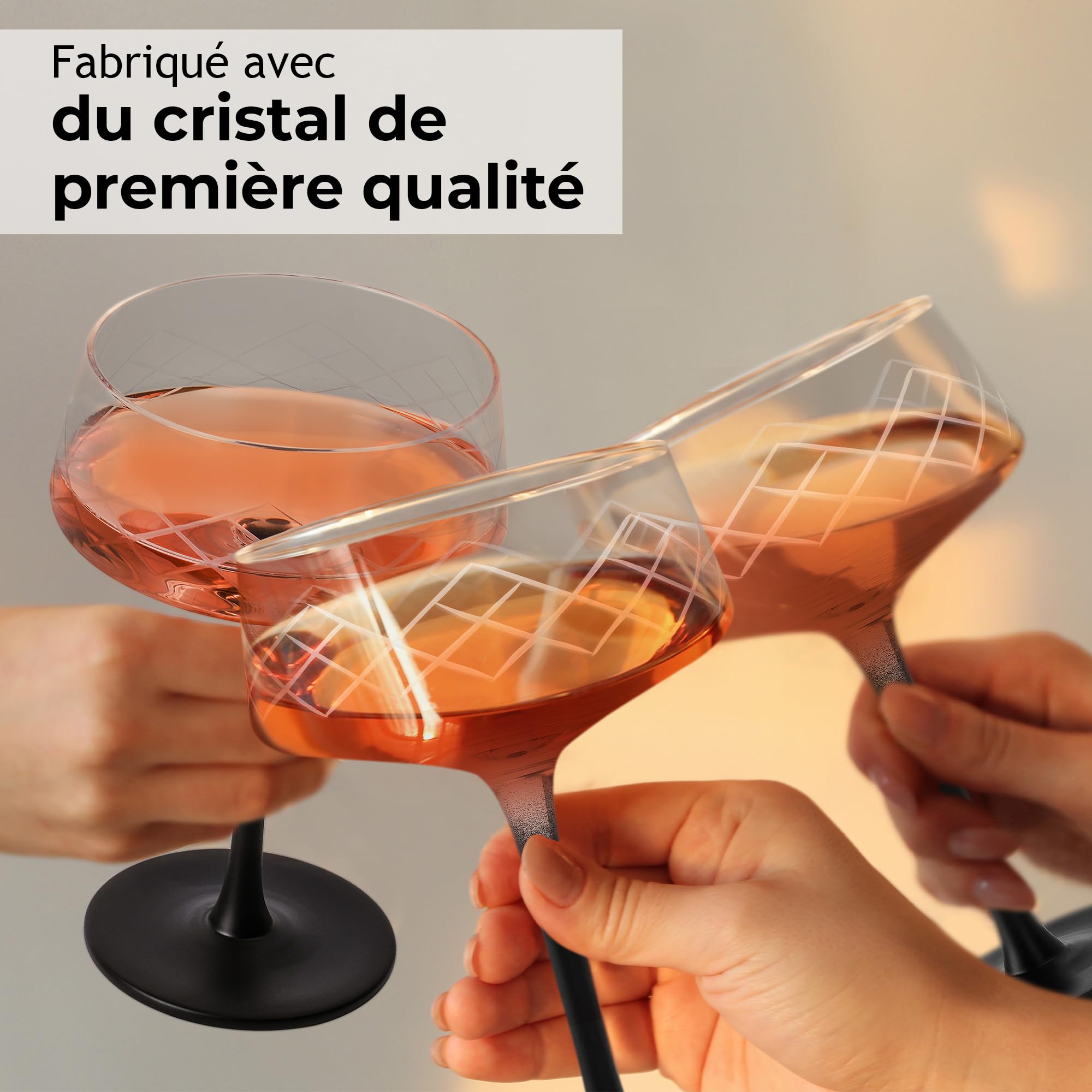 MIAMIO – 280 ml Verres Coupes Kit de 4 avec cuillère de bar, Verres à cocktail en cristal soufflé à la main avec pied noir, Verres à cocktail uniques, Verres Coupe à Champagne - Collection Crystaluna