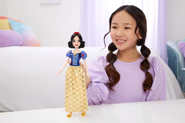 Mattel Disney Princess - Biancaneve bambola con capi e accessori scintillanti ispirati al film, giocattolo per bambini, 3+ Anni, HLW08 - 2