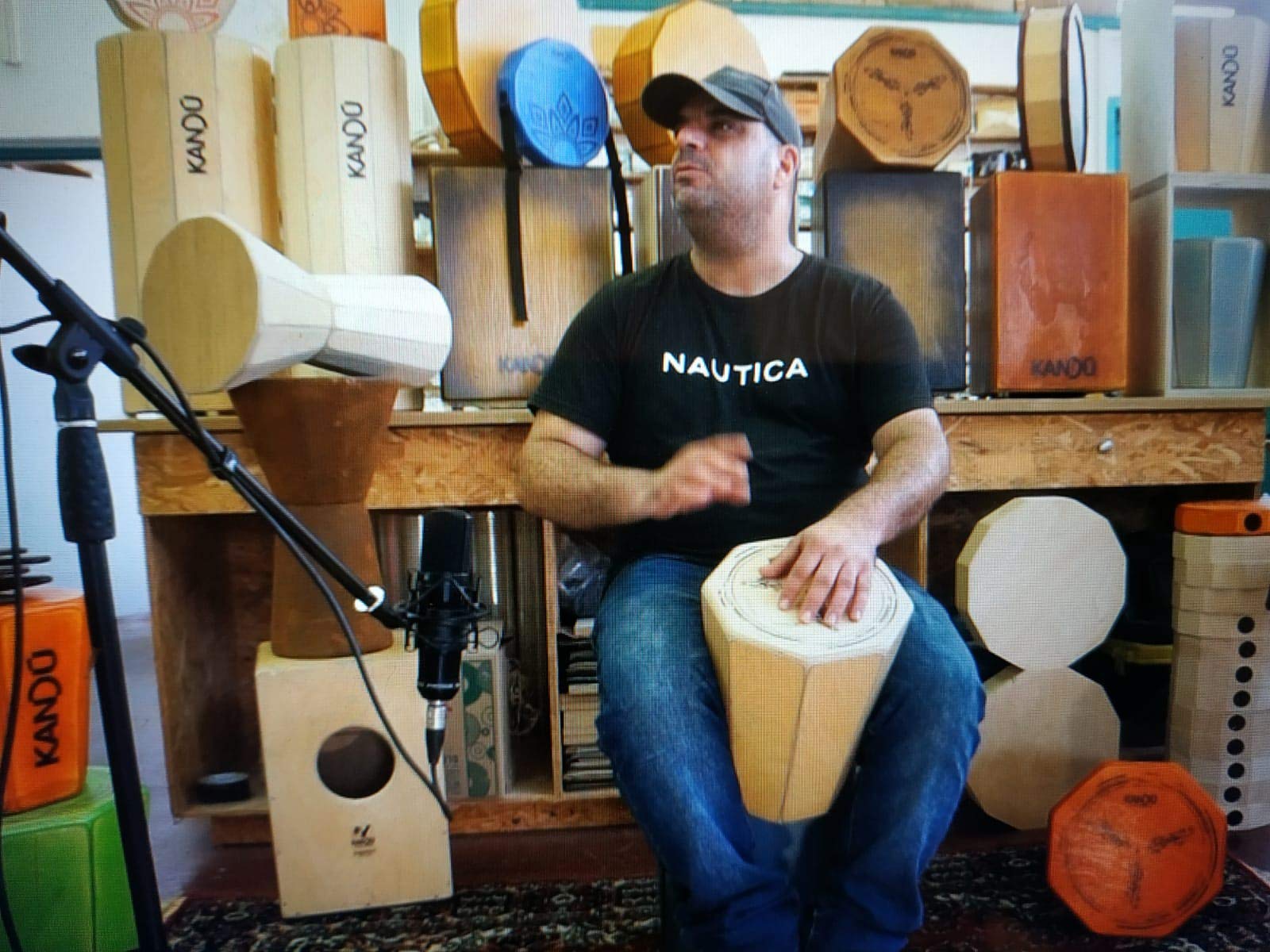 Kandu – Die 33 cm Cajonga Die perfekte Kombination aus Conga und Cajon, lustigem und flippigem Klang, der irgendwie zu jeder Art von Musik passt, die Sie spielen möchten. (Yellow Sahara)