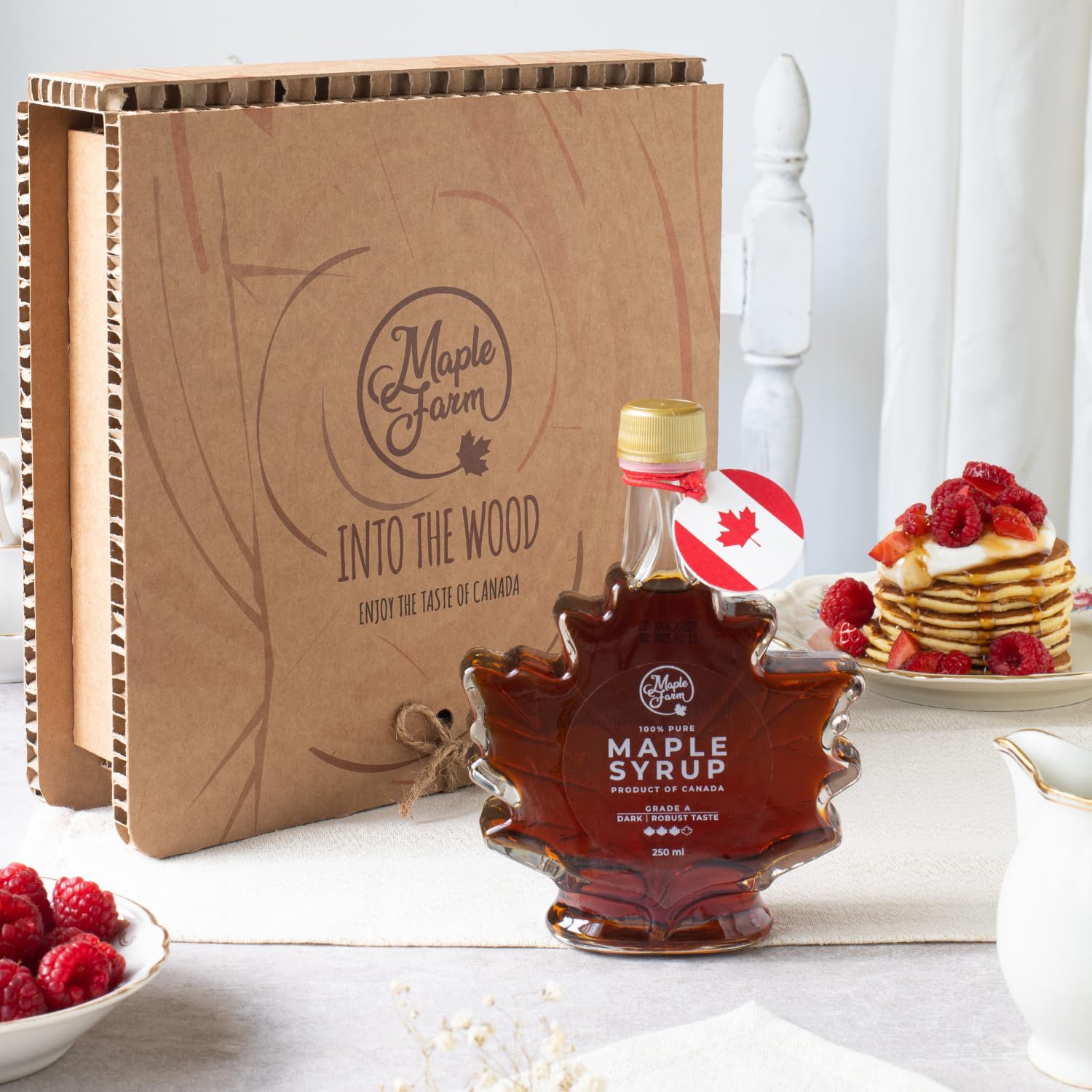 MapleFarm - Sirop d'érable canadien pur Grade A - GOÛT INTENSE - Saveur robuste - Bouteille en forme de feuille dans un coffret cadeau - 330g (250ml)