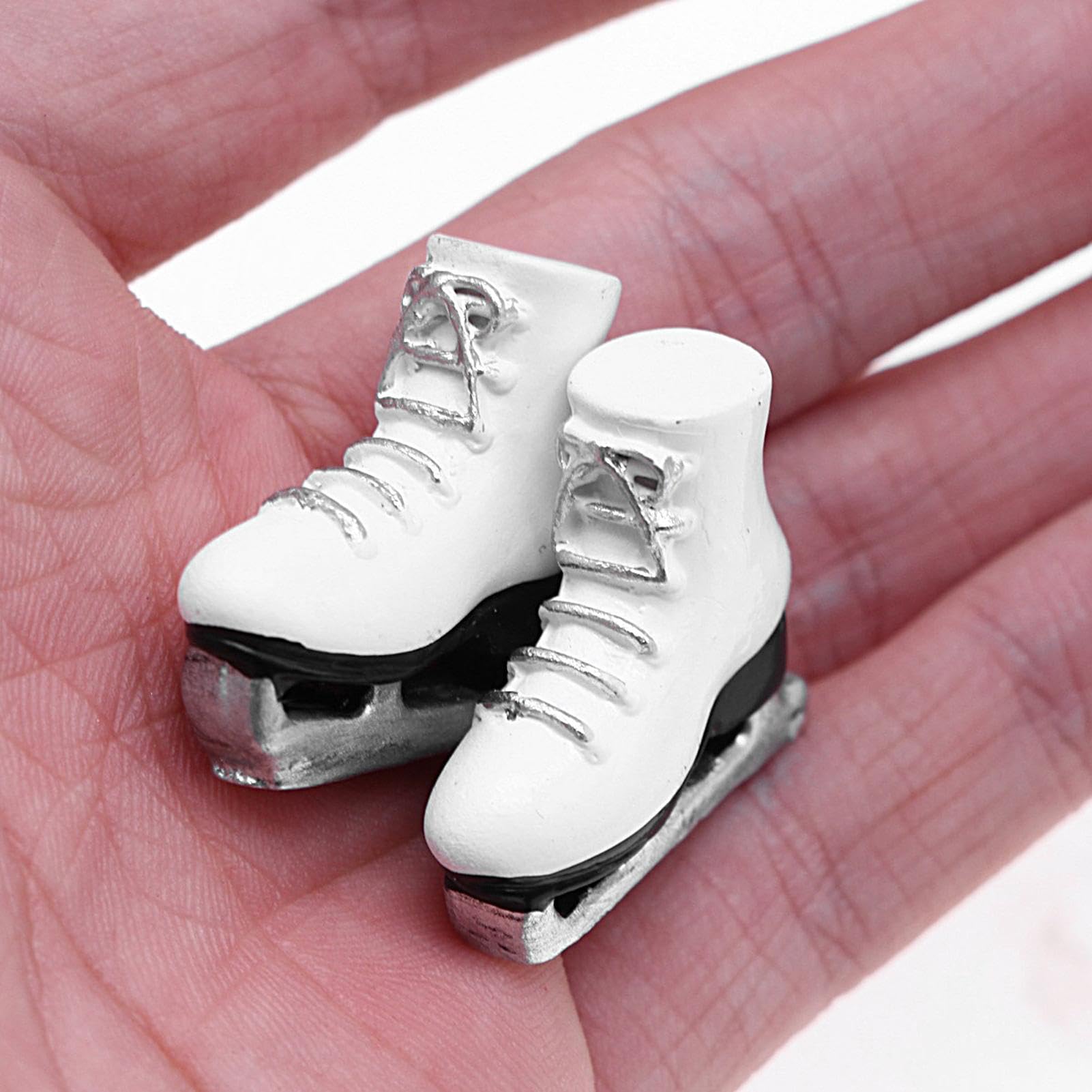 Patines De Ruedas En Miniatura, Modelo De Resina De Patines De Hielo Blancos | Zapatos con Ruedas Zapatos Deportivos de Invierno Accesorio en Miniatura a Escala 1:12 para Juegos de rol