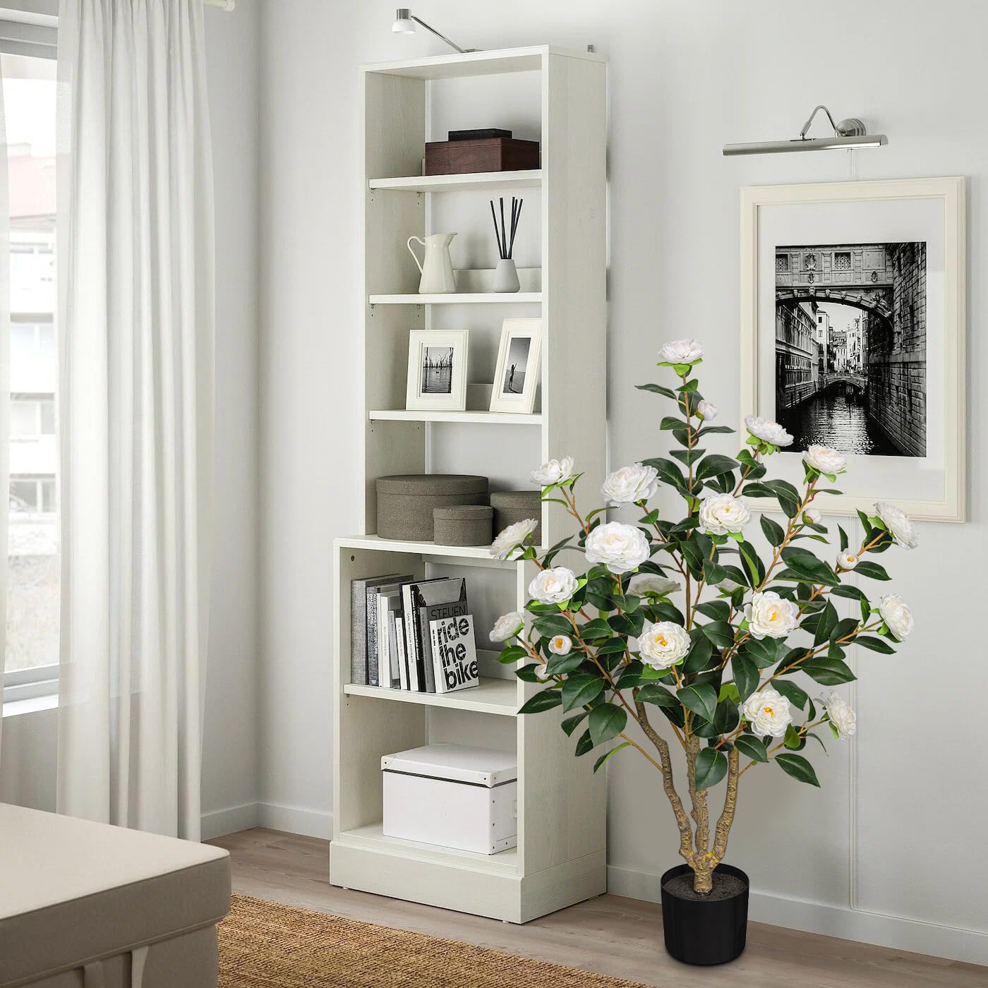 Künstlicher Kamelienbaum, künstliche Kamelienpflanze mit weißen Blumen, Kunstblumen, blühender Baum in schwarzem Topf für drinnen und draußen, Büro, Zuhause, Haustür, Veranda, Dekoration (1 Packung –