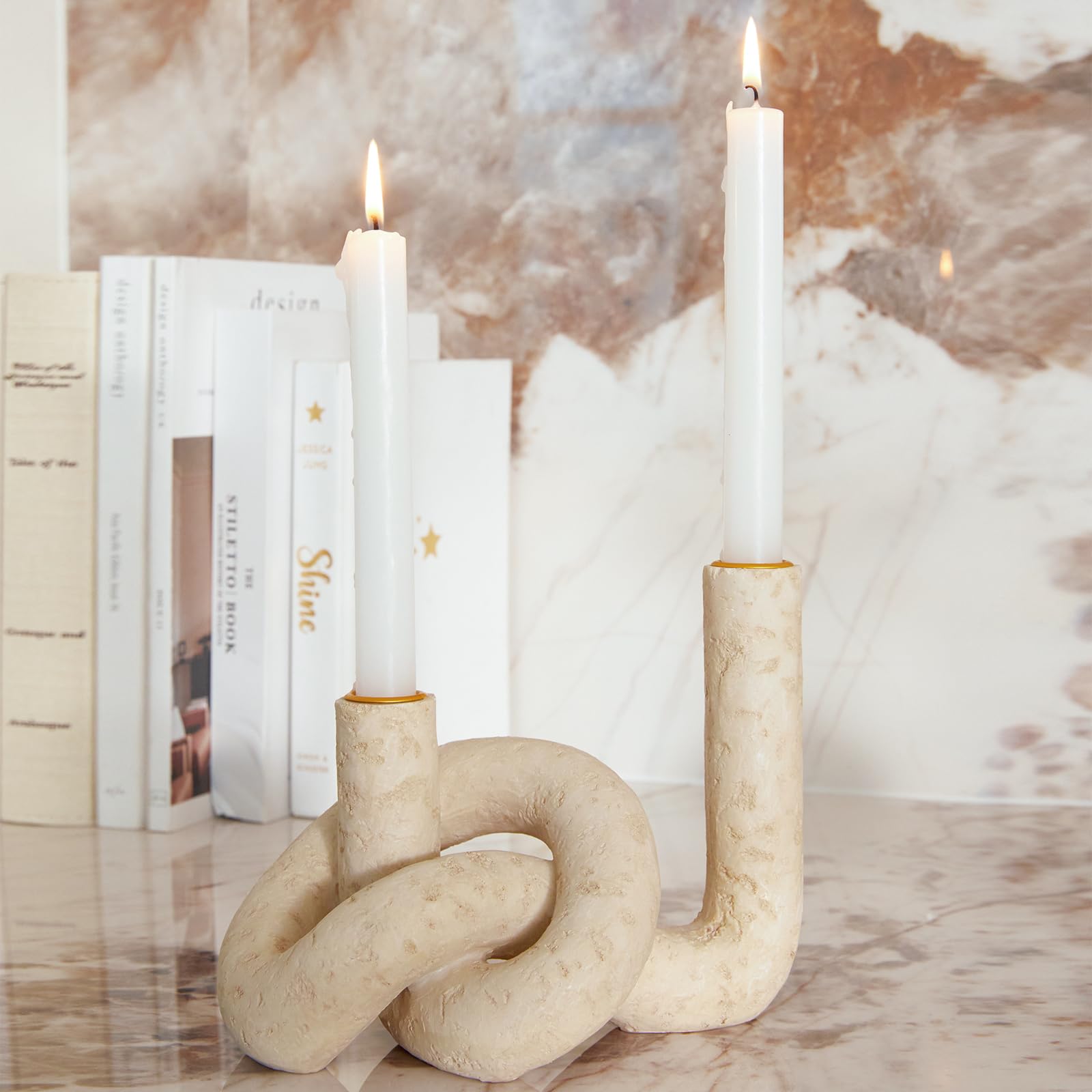 DN DECONATION Knotenförmige Stabkerzenhalter Kerzenständer Set, 2er Set Travertin-Effekt Resin Kerzenleuchter mit Gold Metall, Boho Deko & Tischdekoration für Wohnzimmer Kamin Tisch