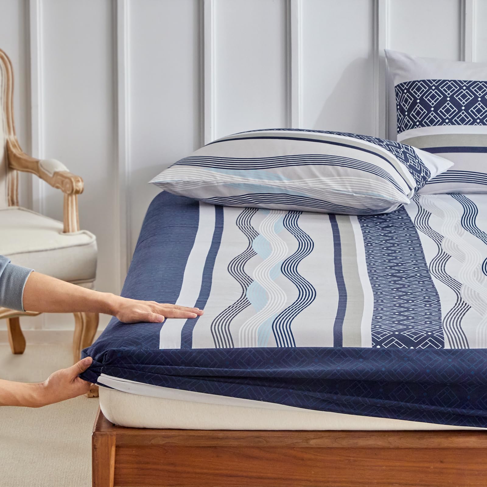 Tokokimo Juego de ropa de cama de 4 piezas, funda nórdica de 220 x 240 cm + sábana bajera de 160 x 200 cm con 2 fundas de almohada de 65 x 65 cm de microfibra, diseño bohemio, azul marino a rayas