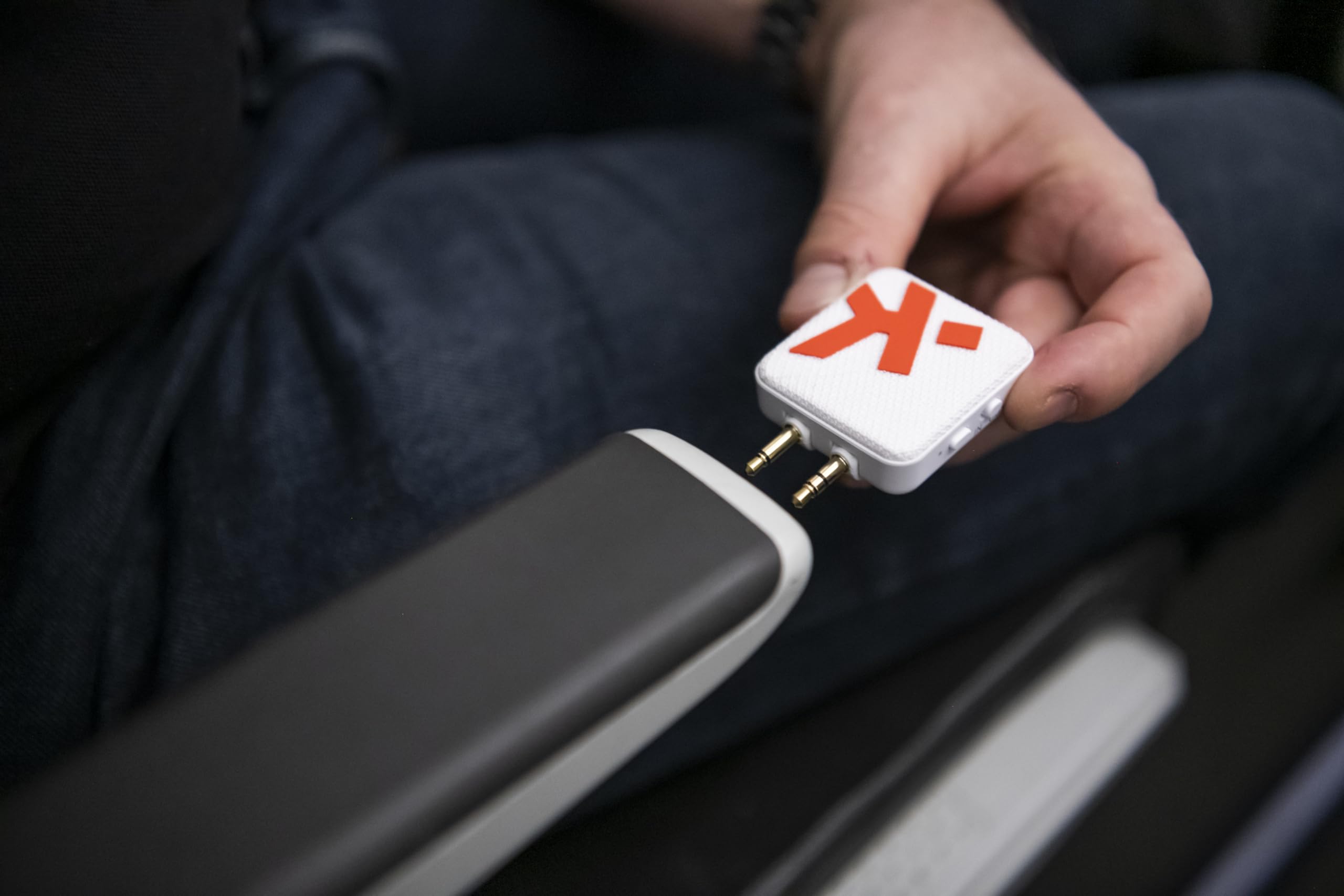 SKROSS - Adaptateur Audio sans Fil - Connecte des écouteurs aux Divertissements en Vol, à la Télévision, aux Ordinateurs, aux Voitures, aux Machines de Gym - Autonomie de 20 Heures - Portée de 10 MT.