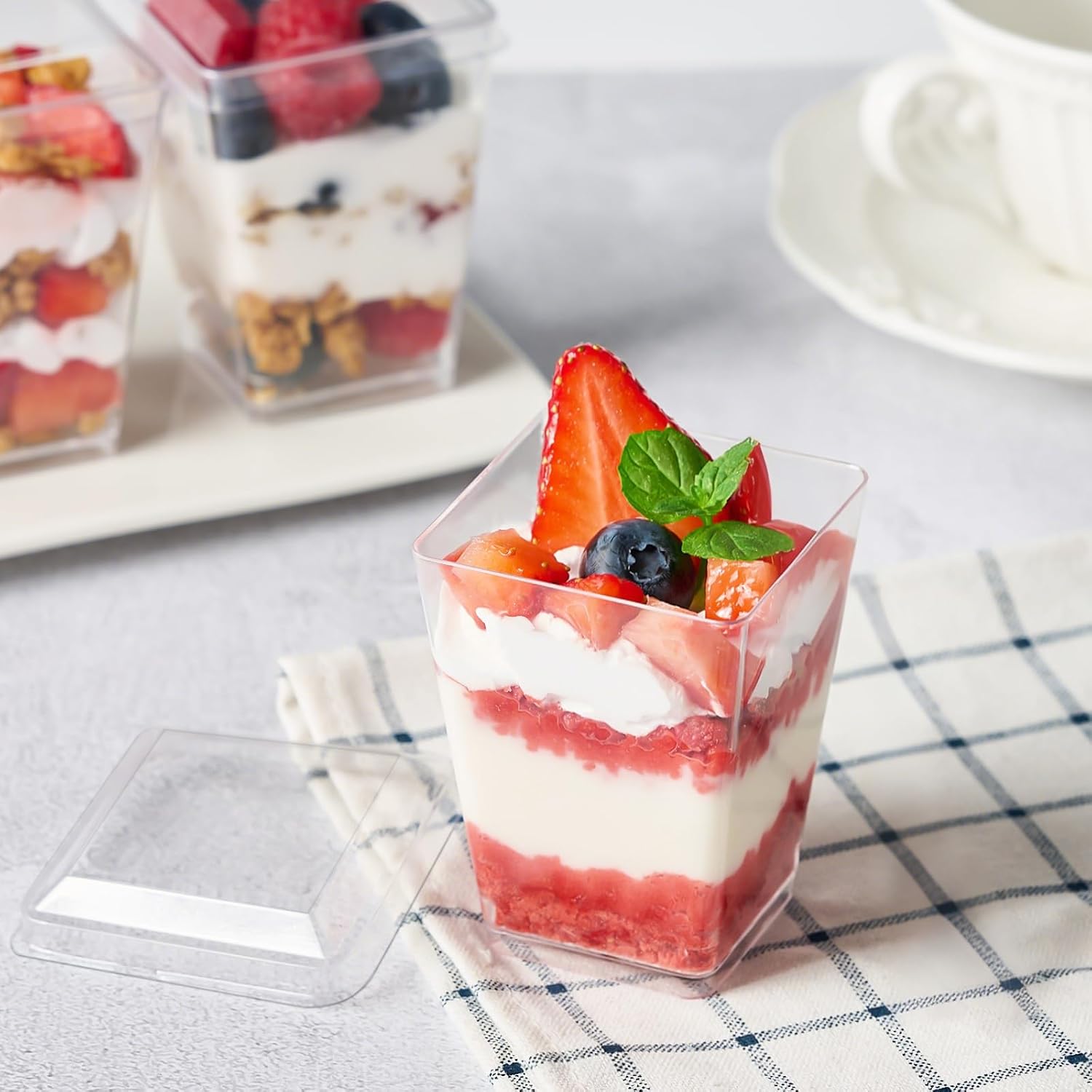 Soelomu 5 oz Plastic Dessert Cups with Lids and Spoons, 300 Pcs Serves 100