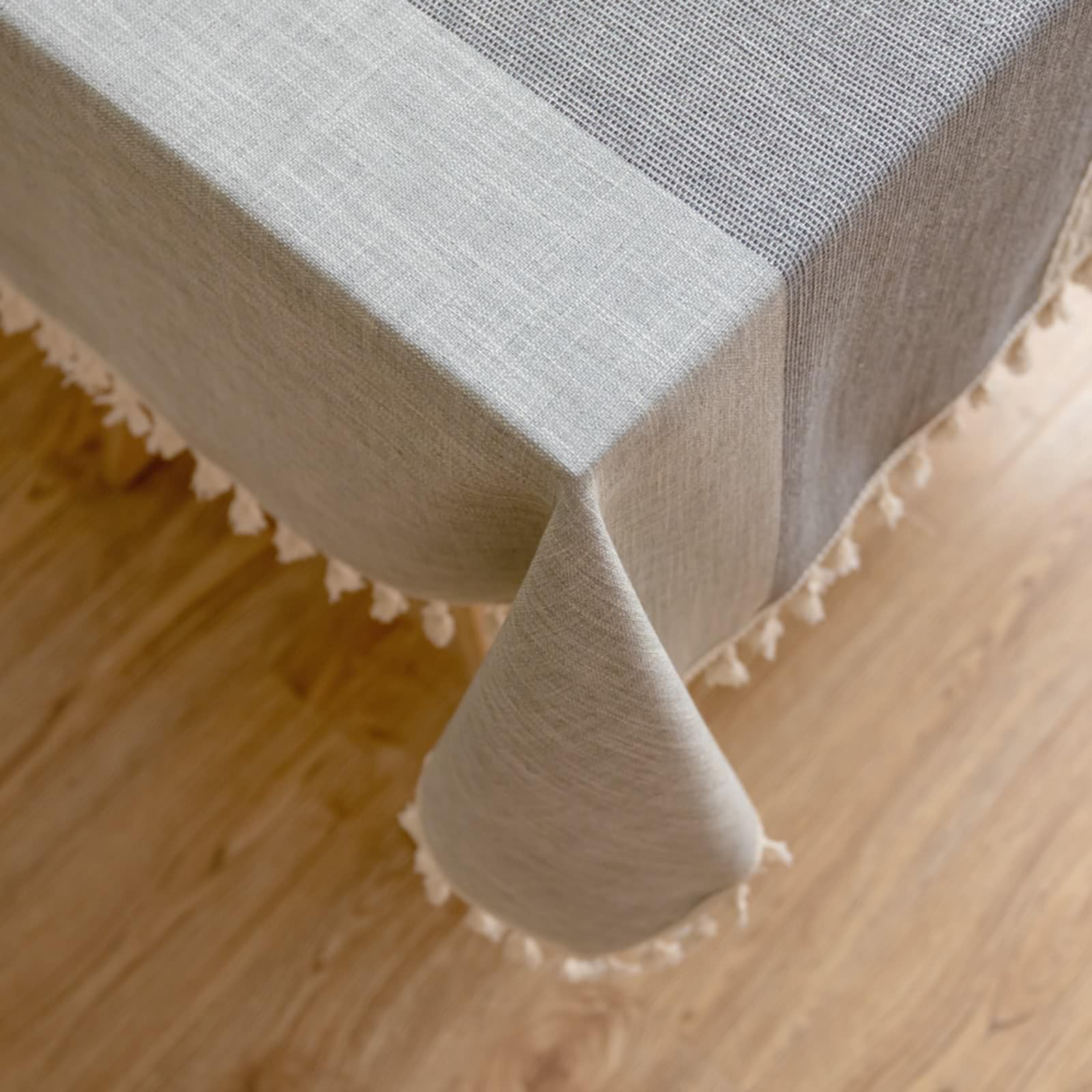 Nappe rectangulaire élégante en mélange Coton-Lin Lavable, à Rayures symétriques et Pompons. Idéale pour cafés, Restaurants, buffets et intérieurs raffinés.