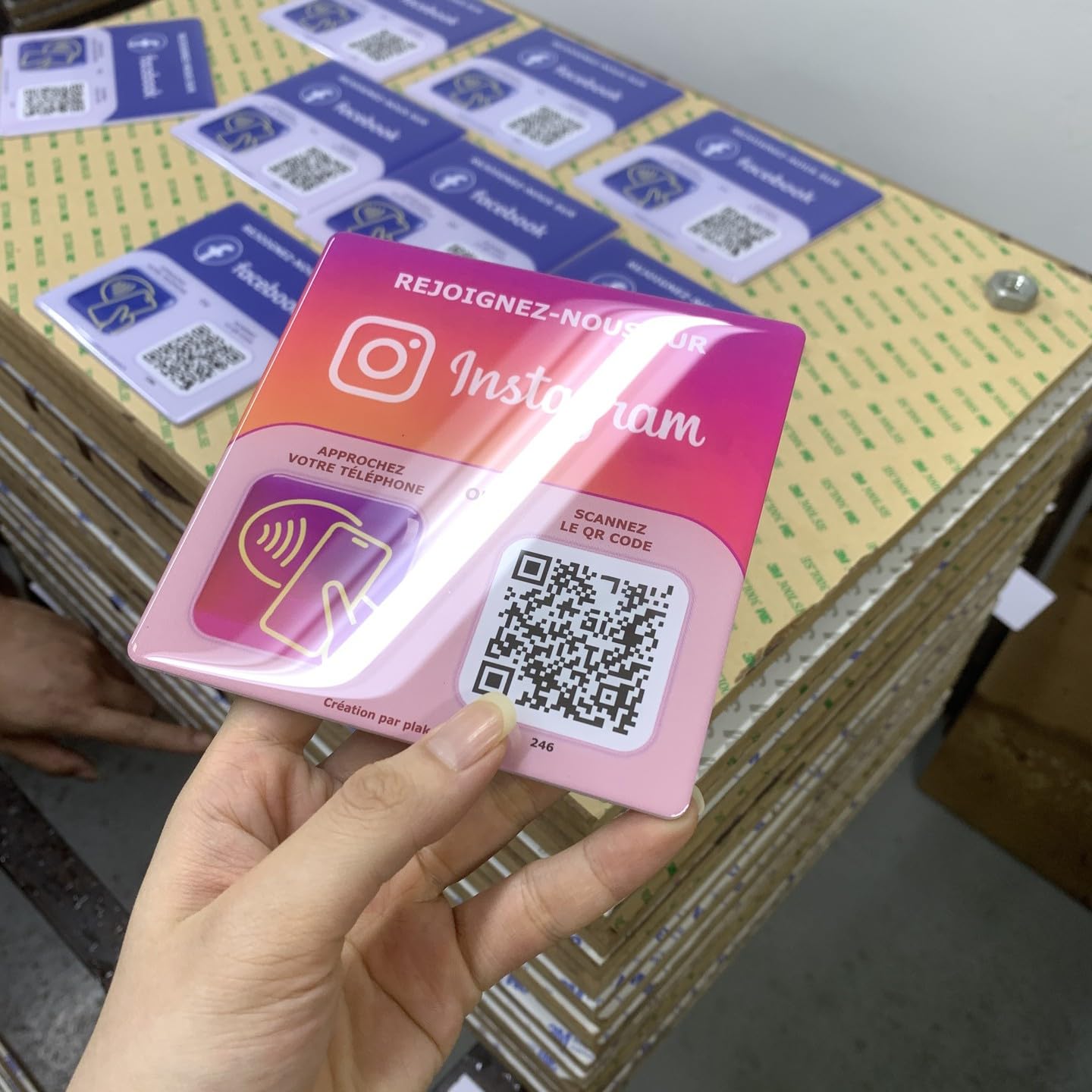 Plaque NFC et QR Code en Epoxy 12x12cm - Boostez votre présence sur Instagram