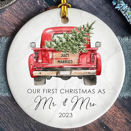 Miniatura 1 de Adorno de camión de cerámica con texto en inglés "Our First Christmas As Mr & Mrs 2023", decoración roja clásica para árbol de Navidad, casados