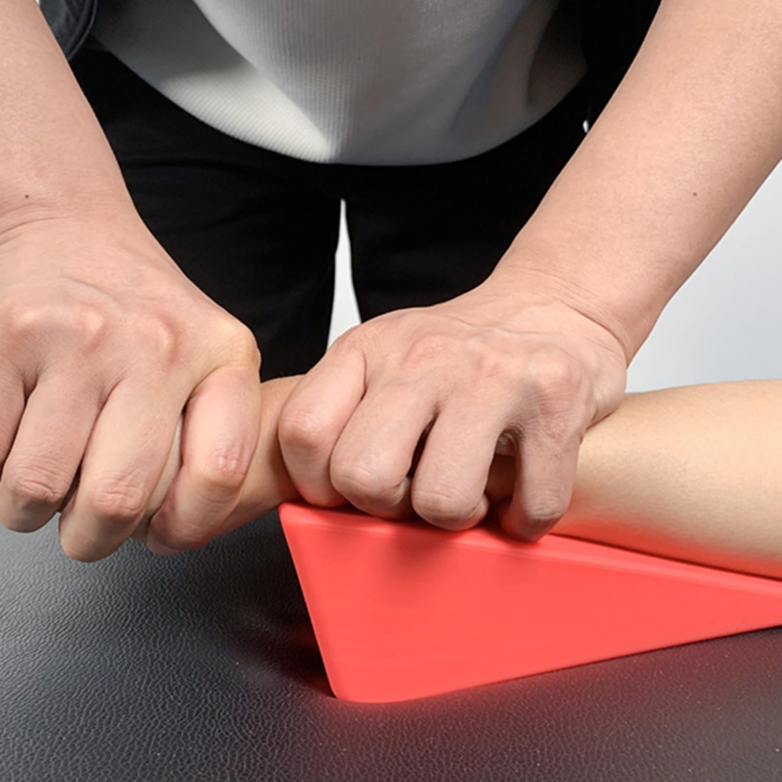 Almohadilla de cuña de terapia física OT PT – Cuña triangular resistente y duradera para molestias espinales, relajación y masaje (rojo)