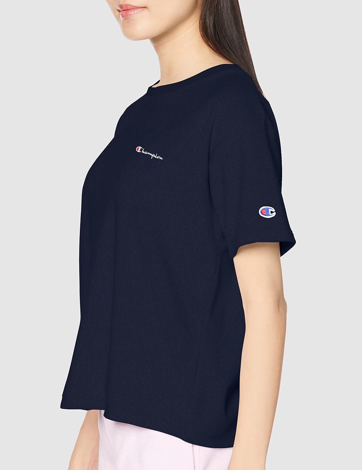 リラックスフィットで体型をカバーするスクリプトロゴTシャツ