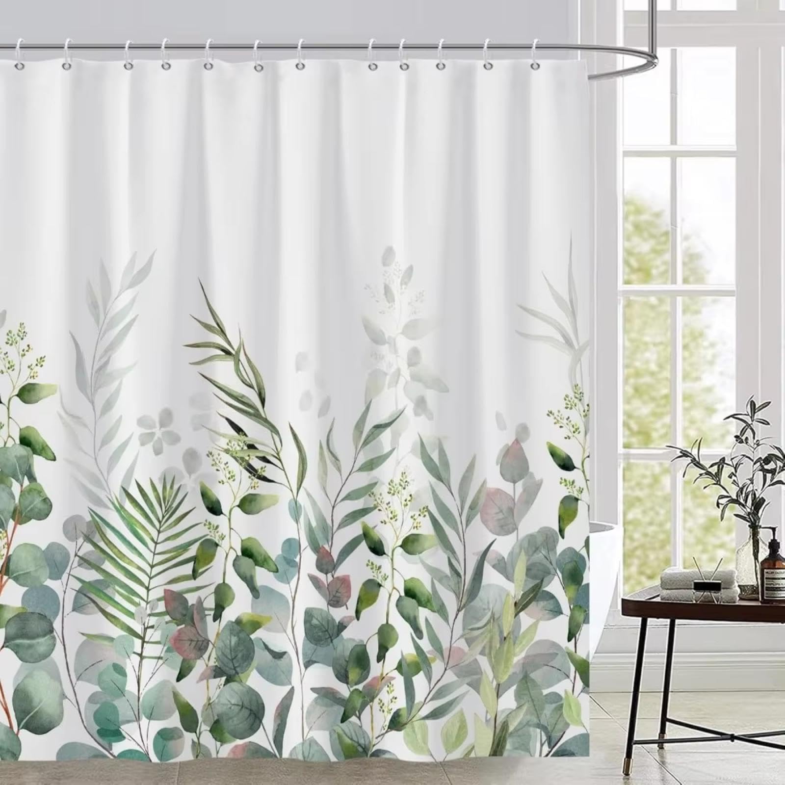 Rideau de douche motif plantes pour moderniser une petite salle de bain