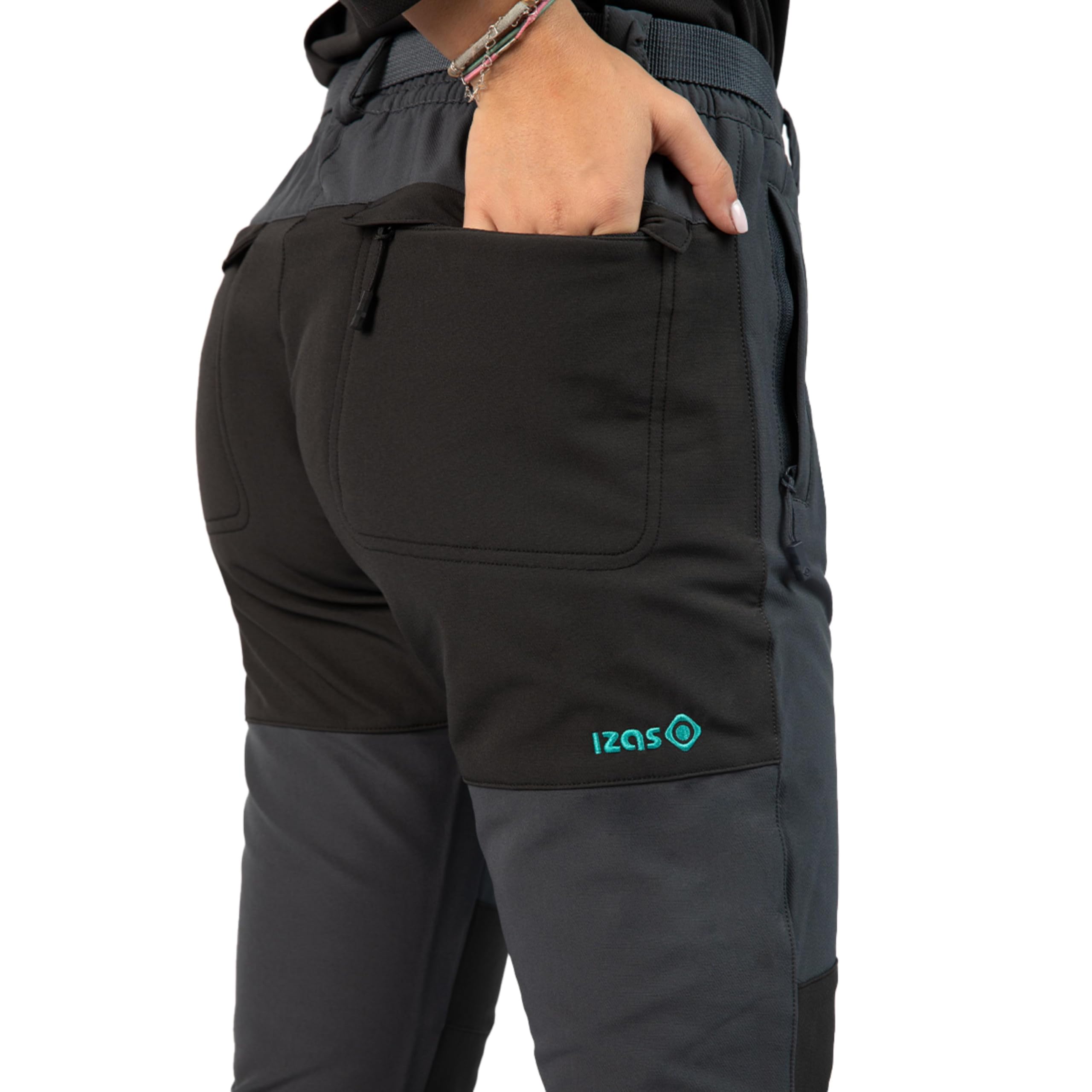 Izas Vinson W Pantalón Mount-Stretch para Mujer. Repelente al Agua, Transpirable y elástico. Interior perchado y Rodillas Preformadas. Bolsillos con Cremallera y Tapeta. Ajuste Relajado