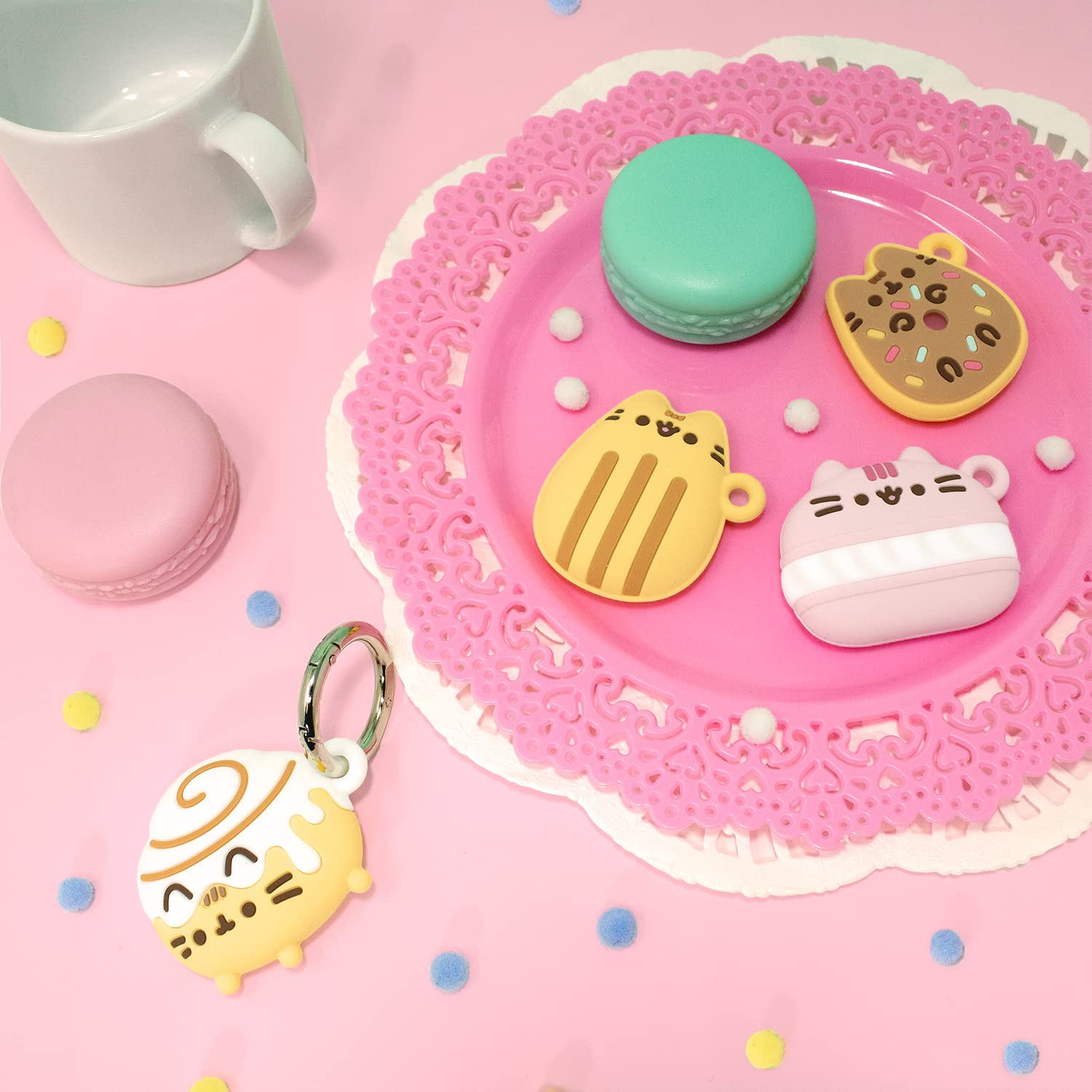 iFace x Pusheen Café Series - Cover protettiva in silicone [compatibile con Apple AirTag] [custodia con personaggi carini] [moschettone portachiavi clip inclusa] - Set di 4 in confezione regalo